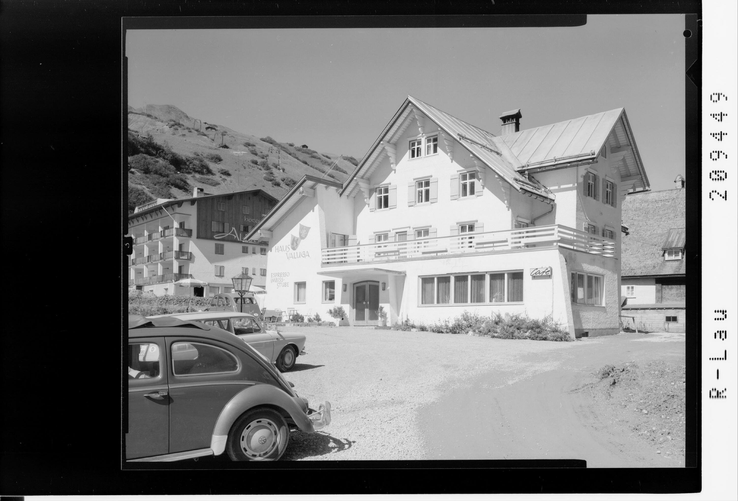 [Zürs am Arlberg / Haus Valuga und Hotel Albona gegen Zürserseekopf]></div>


    <hr>
    <div class=