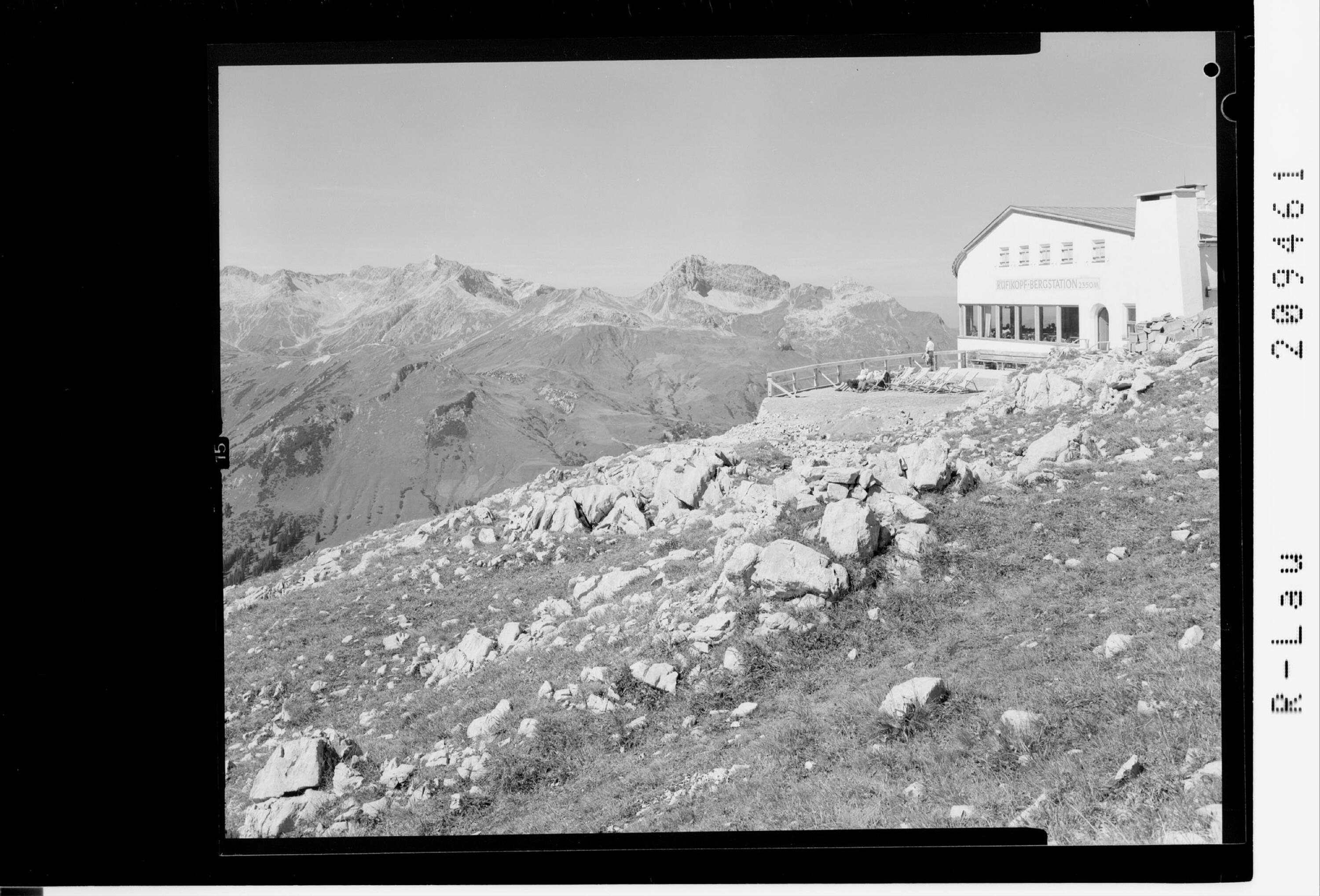 [Bergstation Rüfikopf mit Blick zur Braunarlspitze und Mohnenfluh]></div>


    <hr>
    <div class=