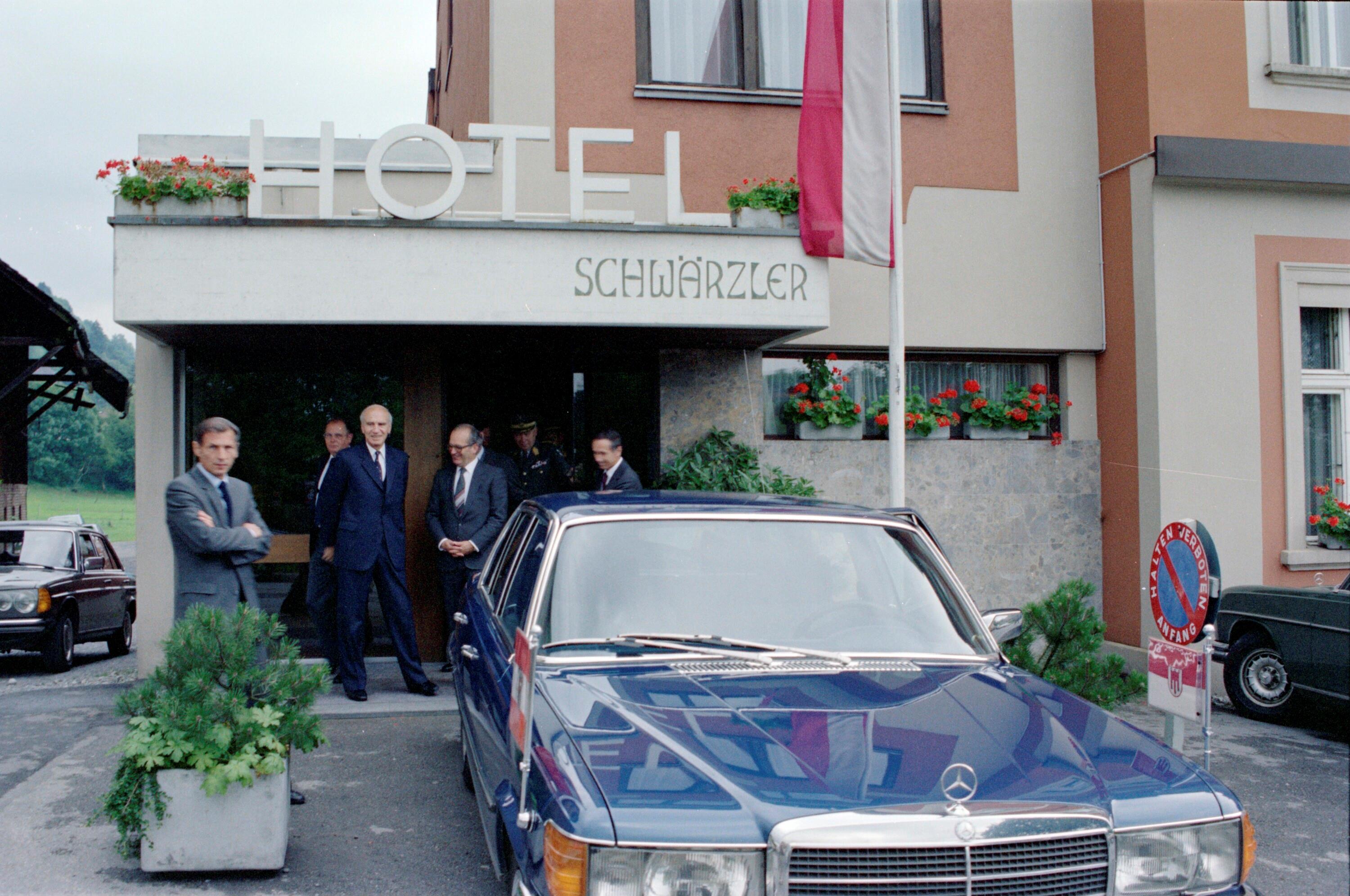 Kirchschläger Besuch, Hotel Schwärzler></div>


    <hr>
    <div class=