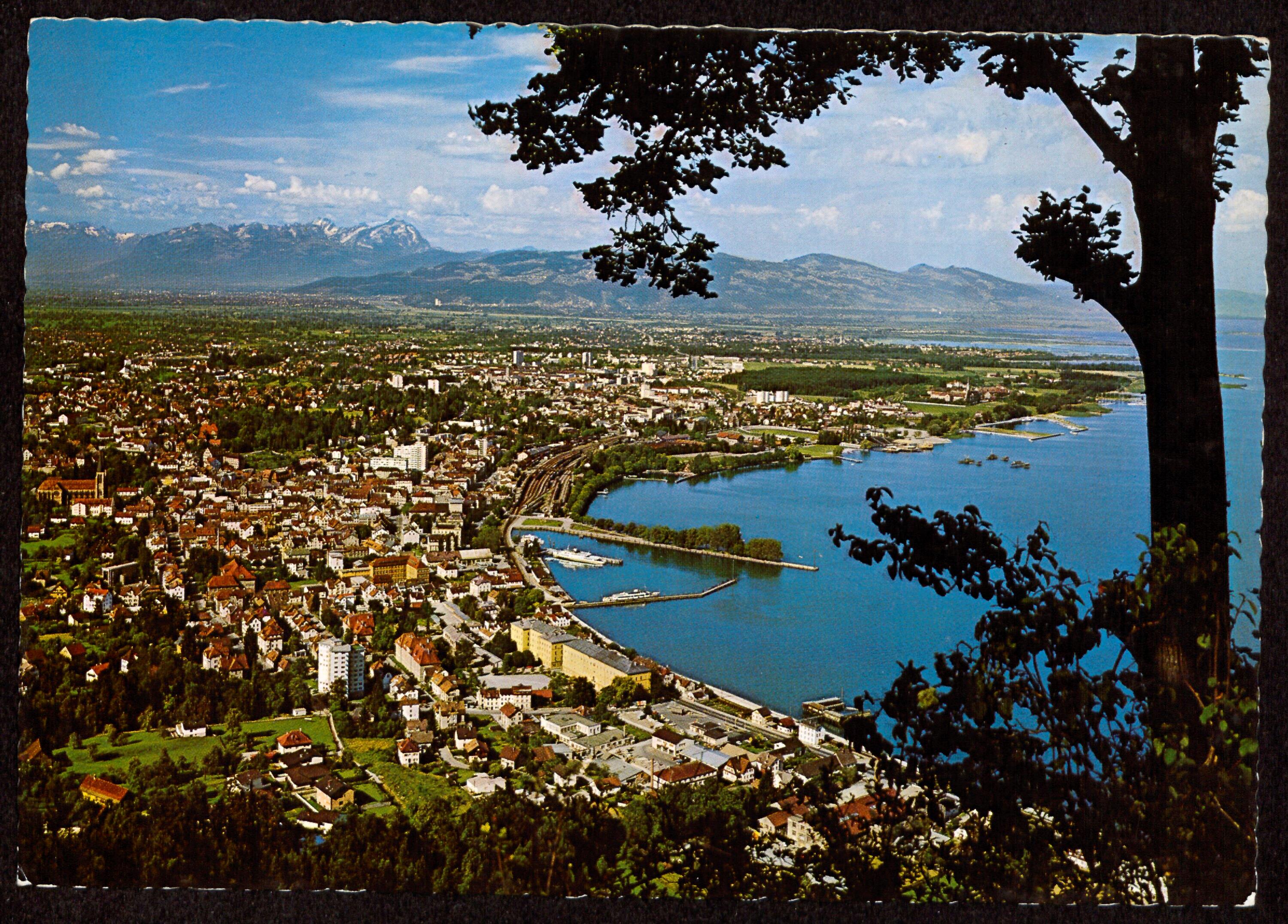 [Bregenz am Bodensee gegen Schweizer Berge]></div>


    <hr>
    <div class=