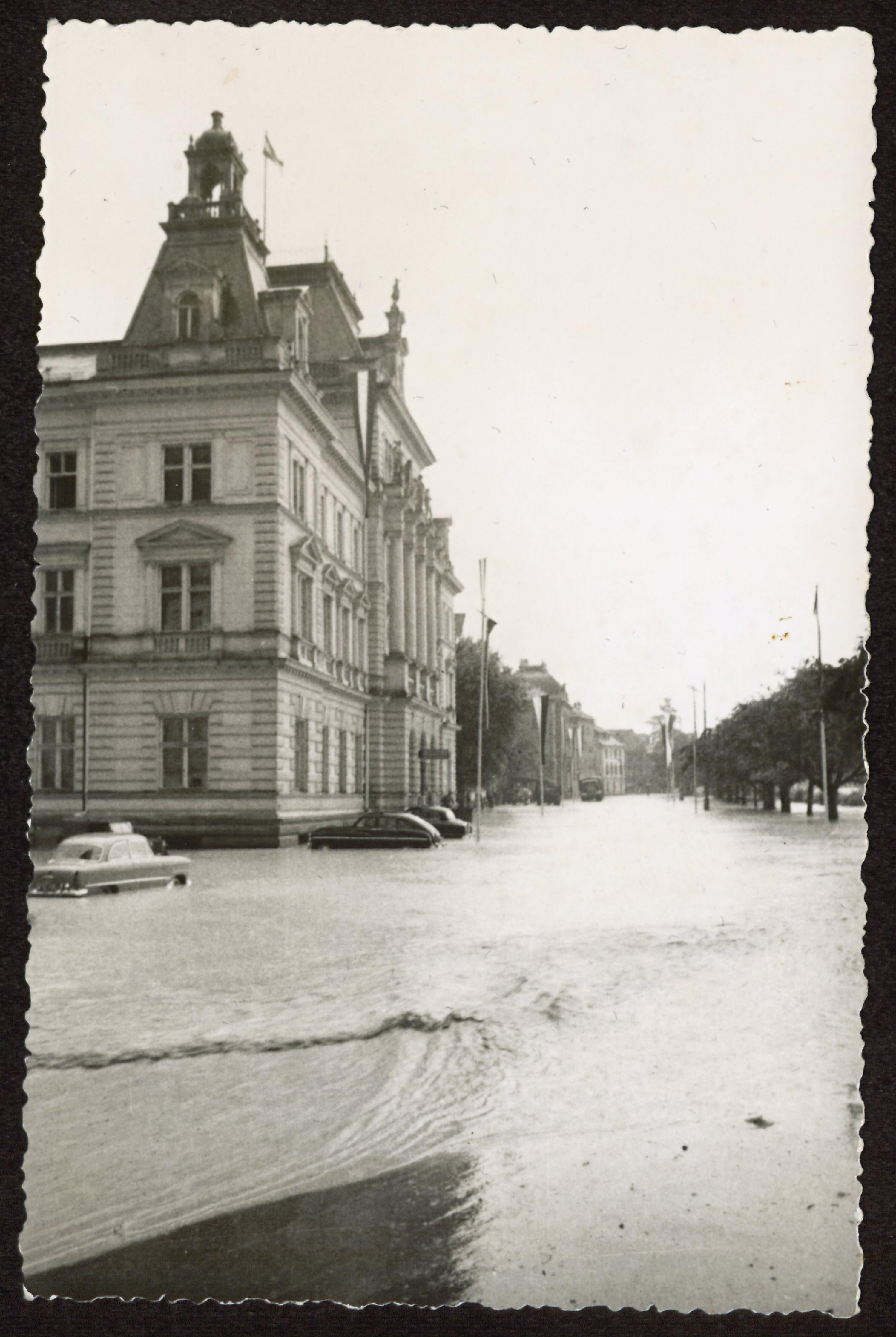 [Überschwemmung in Bregenz am 29. Juli 1955]></div>


    <hr>
    <div class=