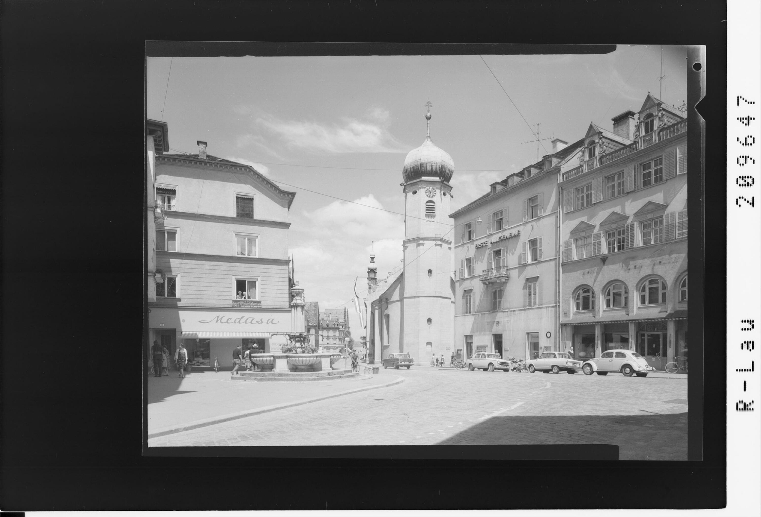 [Blick in die Rathausstrasse mit Seekapelle in Bregenz]></div>


    <hr>
    <div class=