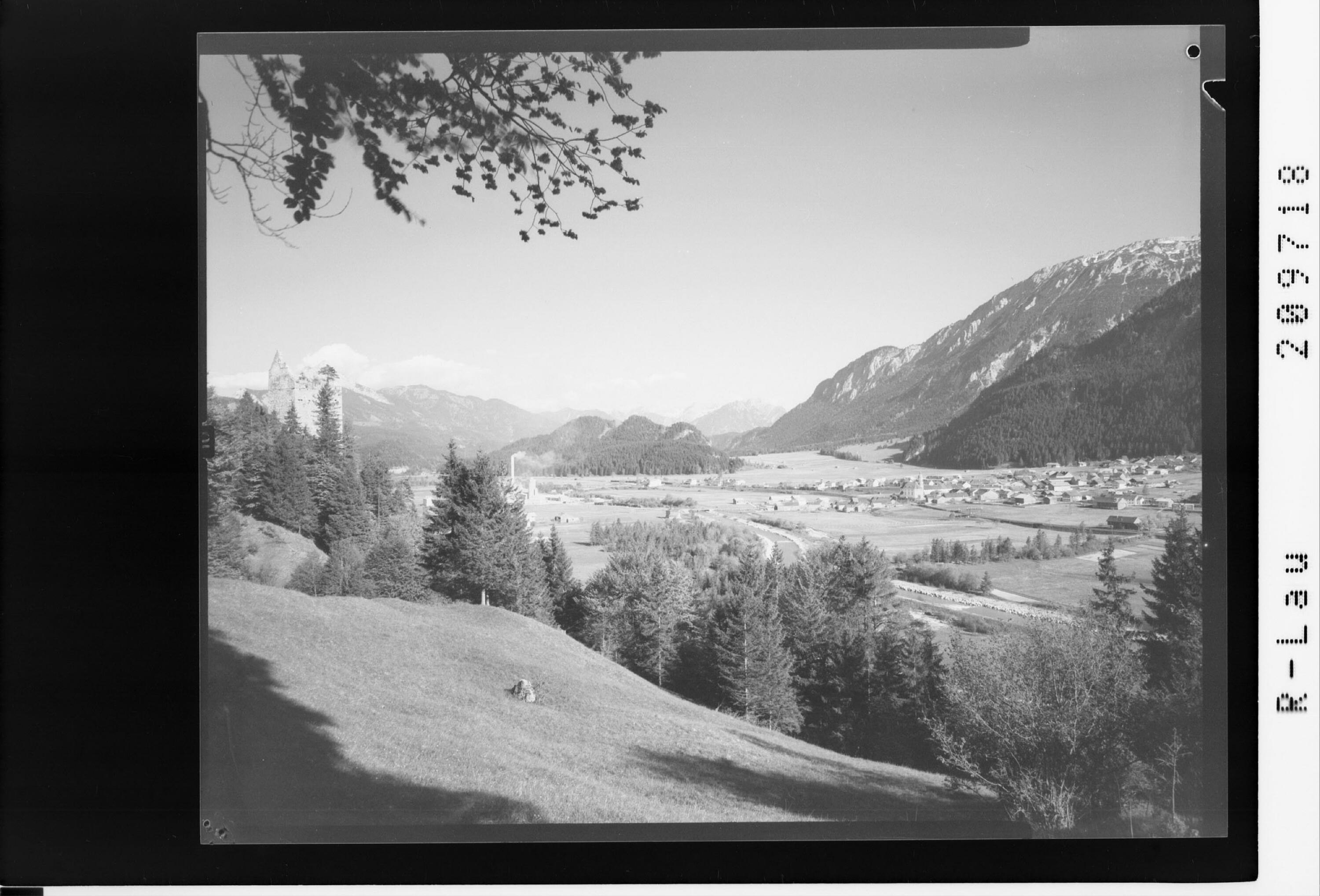 [Vils in Tirol mit Blick in's Lechtal]></div>


    <hr>
    <div class=