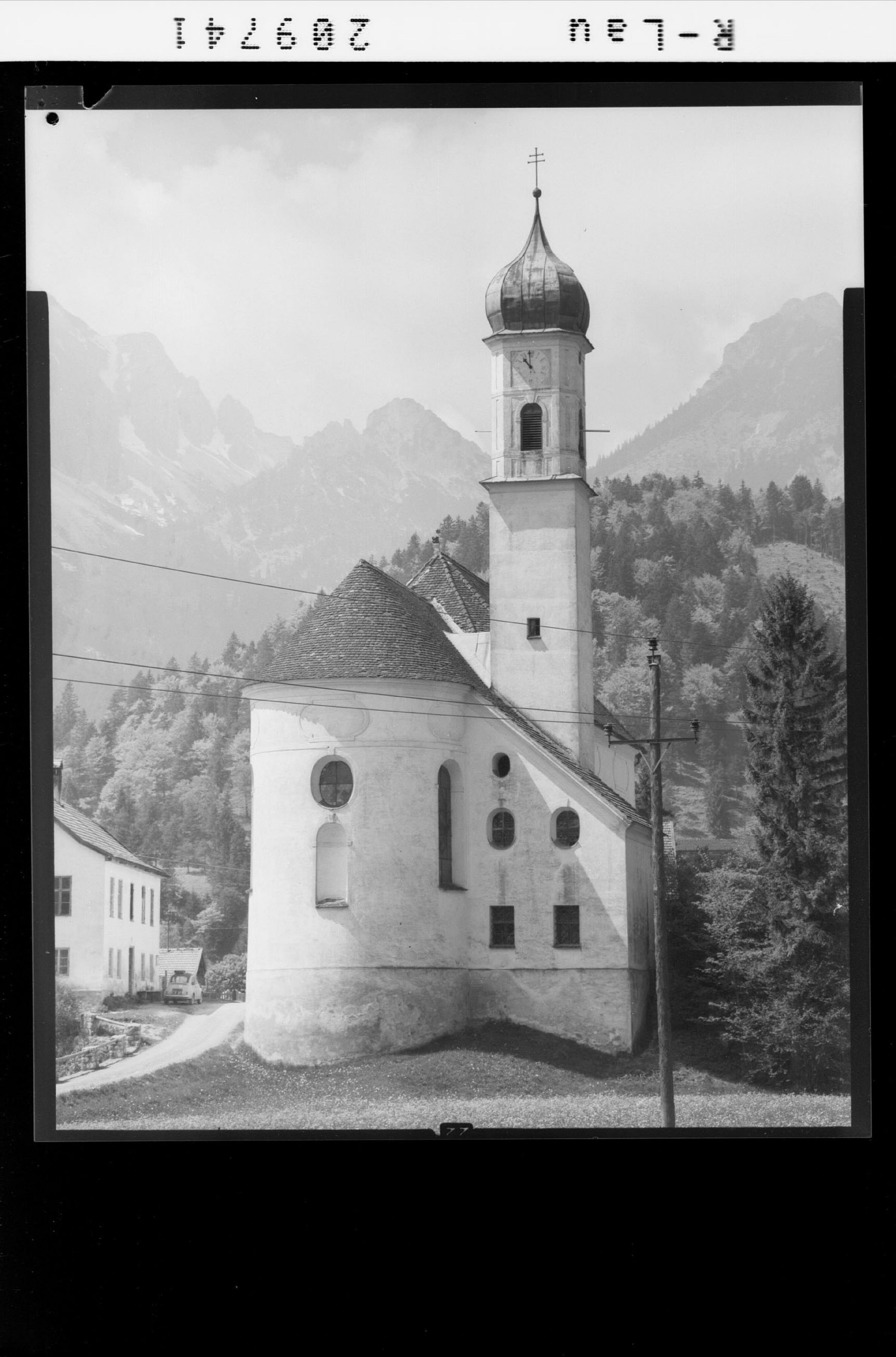 [Pfarrkirche Unterpinswang im Lechtal mit Vilser Kegel / Tirol]></div>


    <hr>
    <div class=