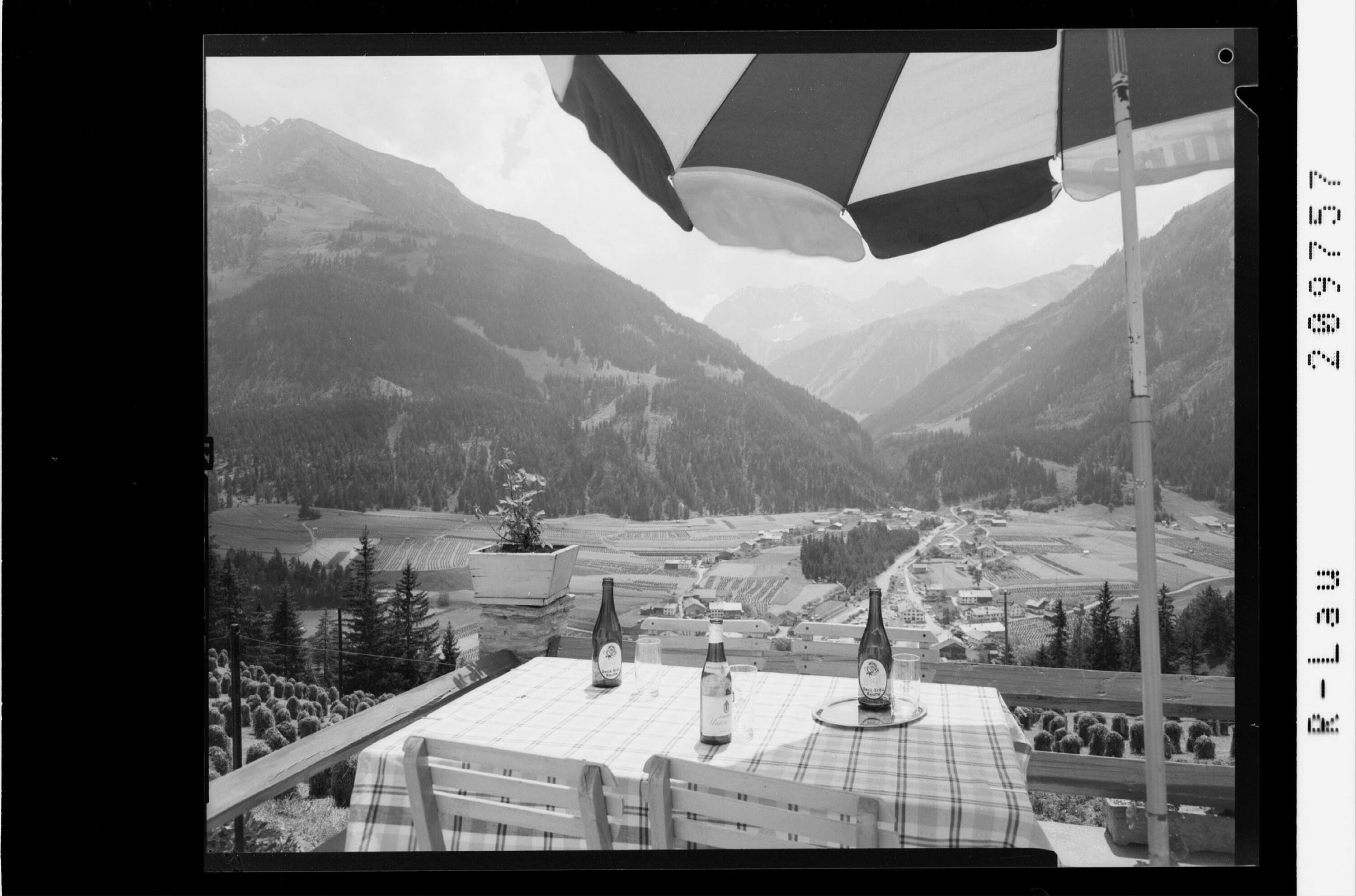 [Blick von der Terrasse der Pension Klapf ob Bach im Lechtal zur Freispitze / Tirol]></div>


    <hr>
    <div class=