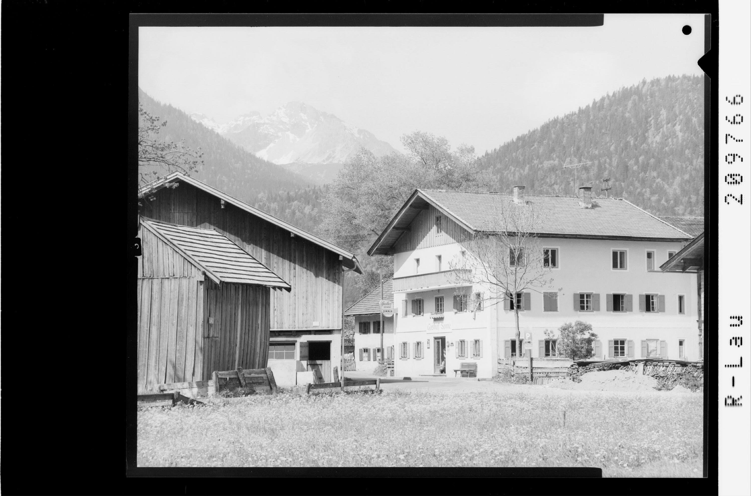 [Gasthof Sonne in Forchach im Lechtal gegen Grossen und Kleinen Rosszahn / Tirol]></div>


    <hr>
    <div class=