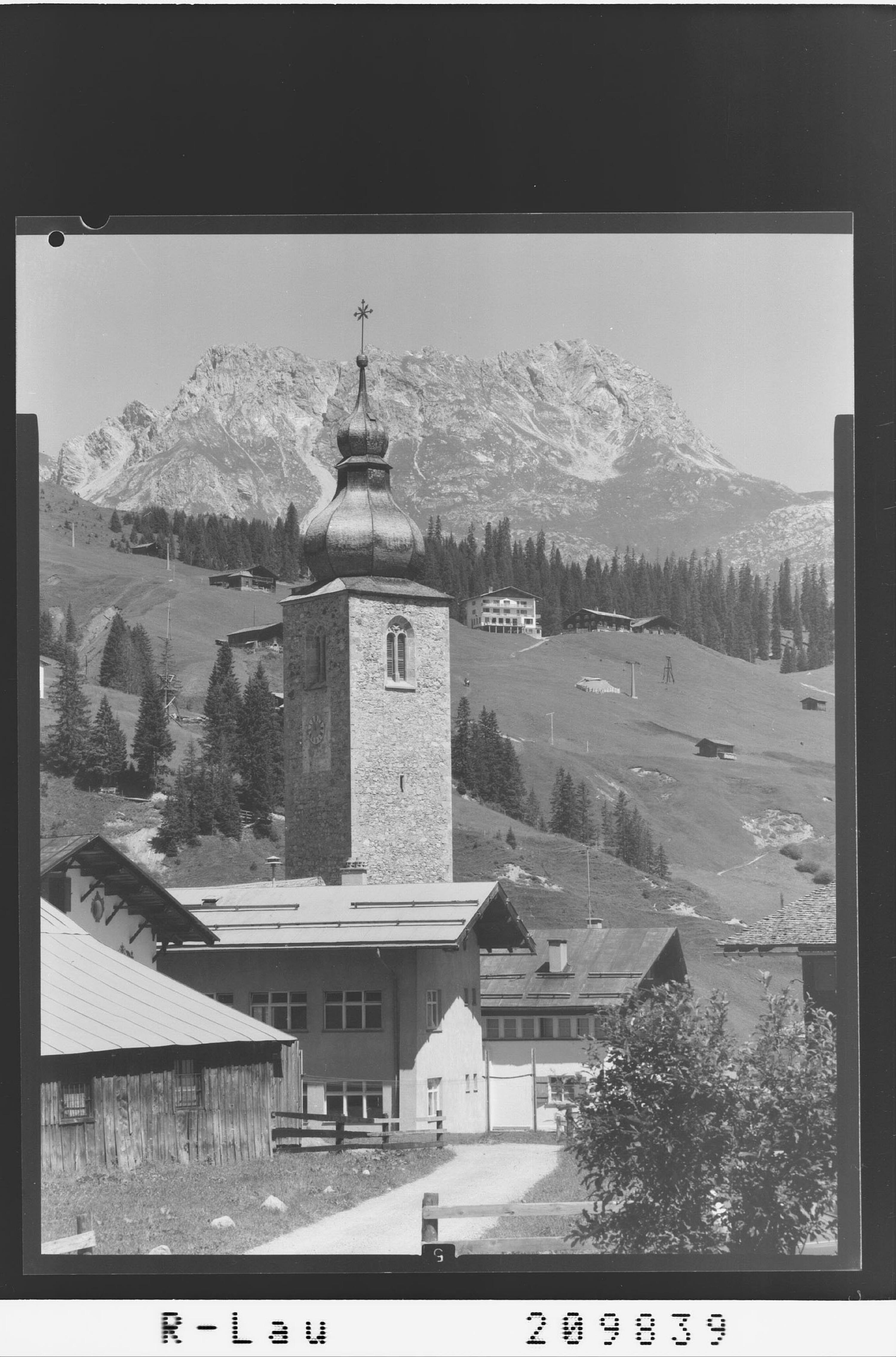 [Aus Lech am Arlberg / Blick zum Karhorn]></div>


    <hr>
    <div class=
