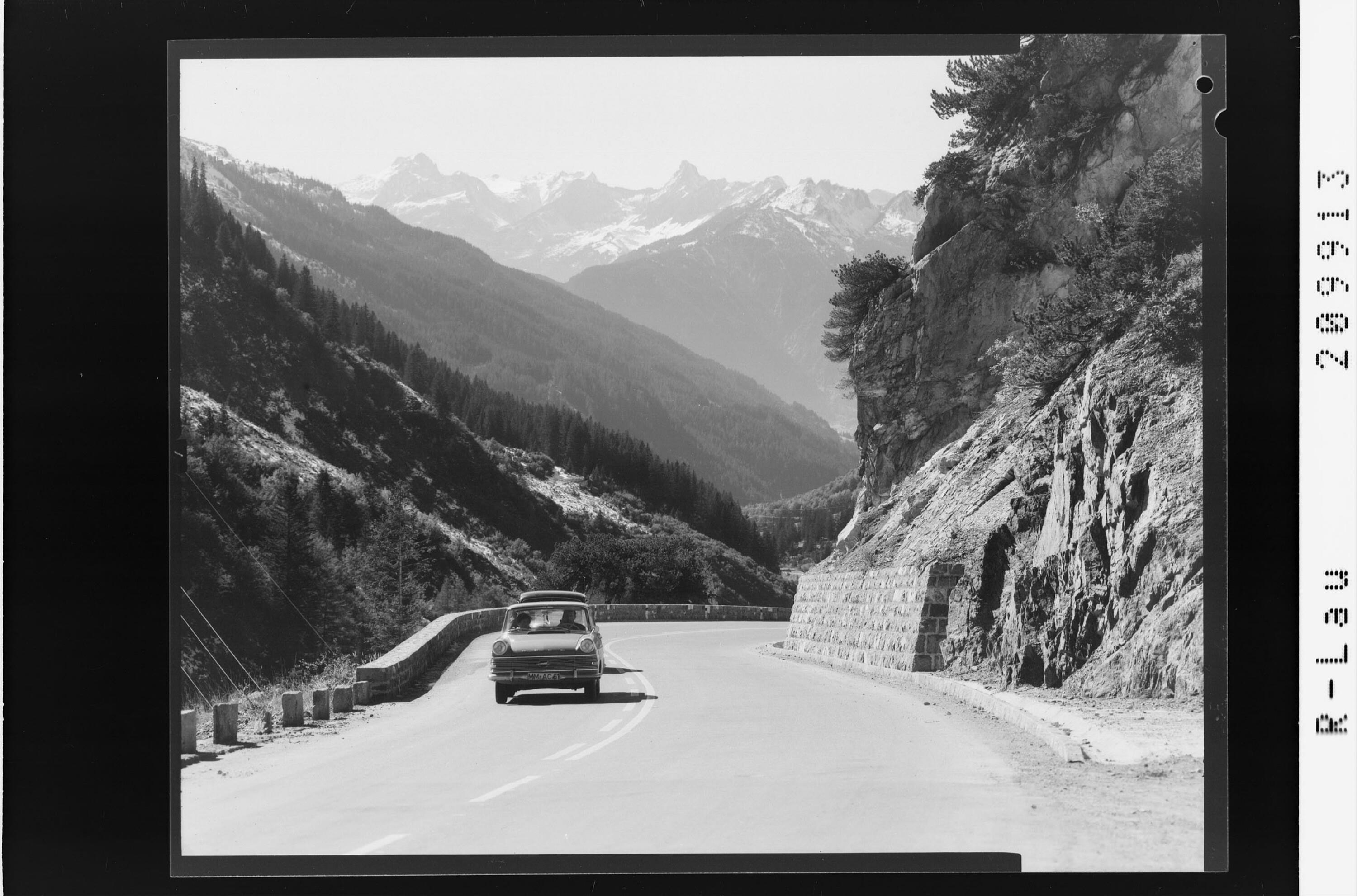 [Blick von der Arlbergstrasse in den Rhätikon]></div>


    <hr>
    <div class=