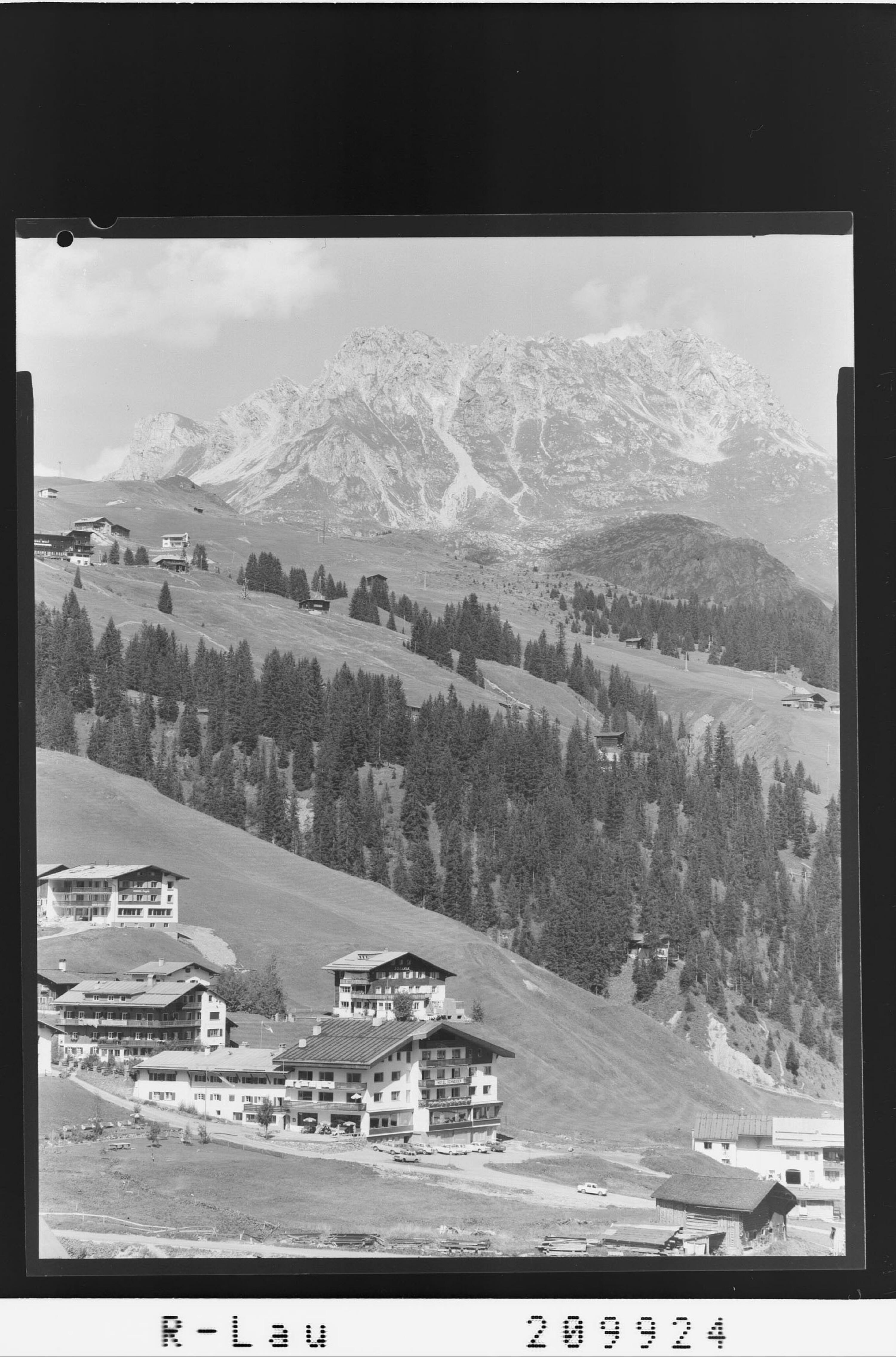 [Lech am Arlberg / Hotel Schneider gegen Karhorn]></div>


    <hr>
    <div class=