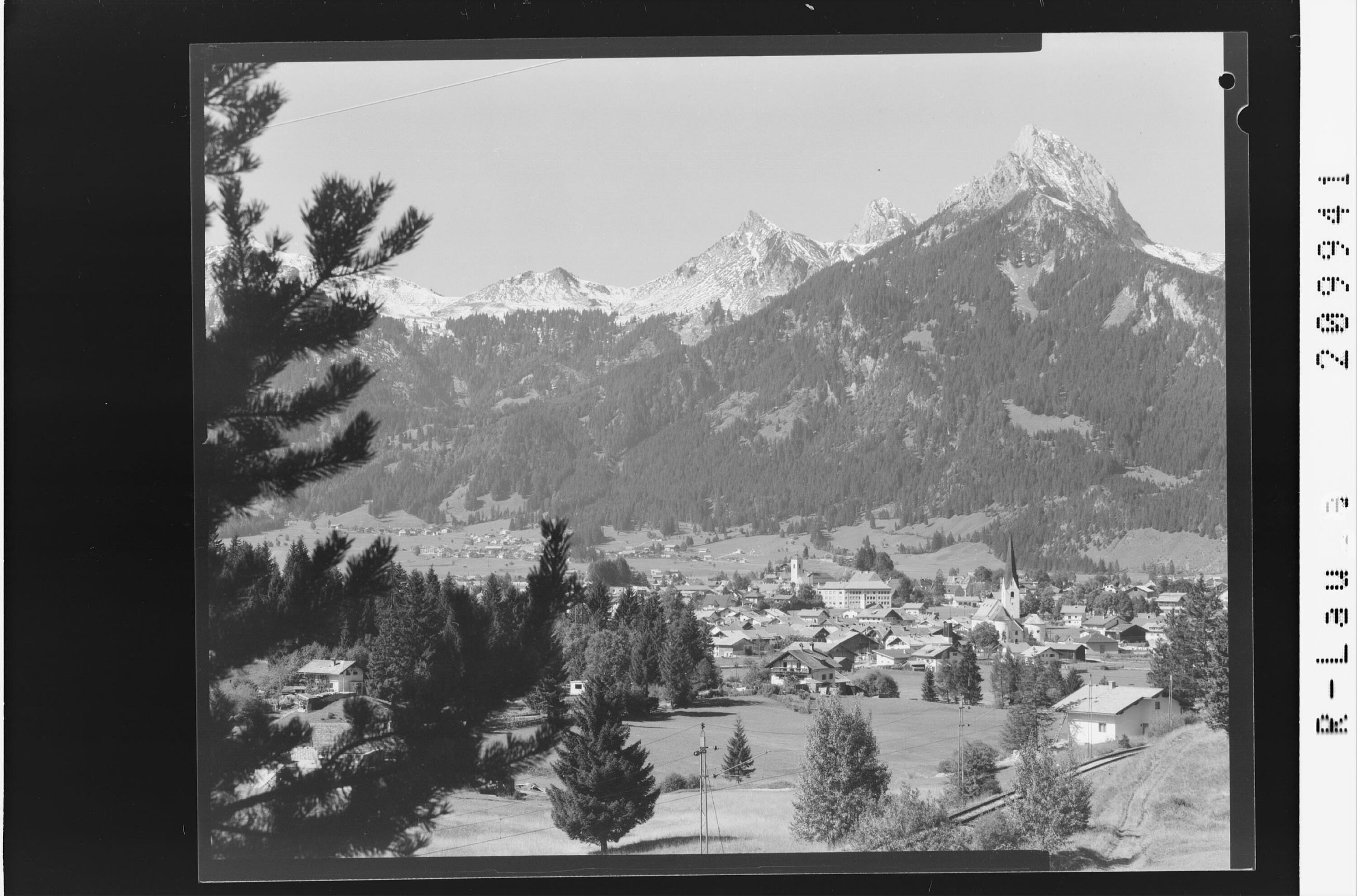 [Reutte in Tirol gegen Tannheimergruppe]></div>


    <hr>
    <div class=