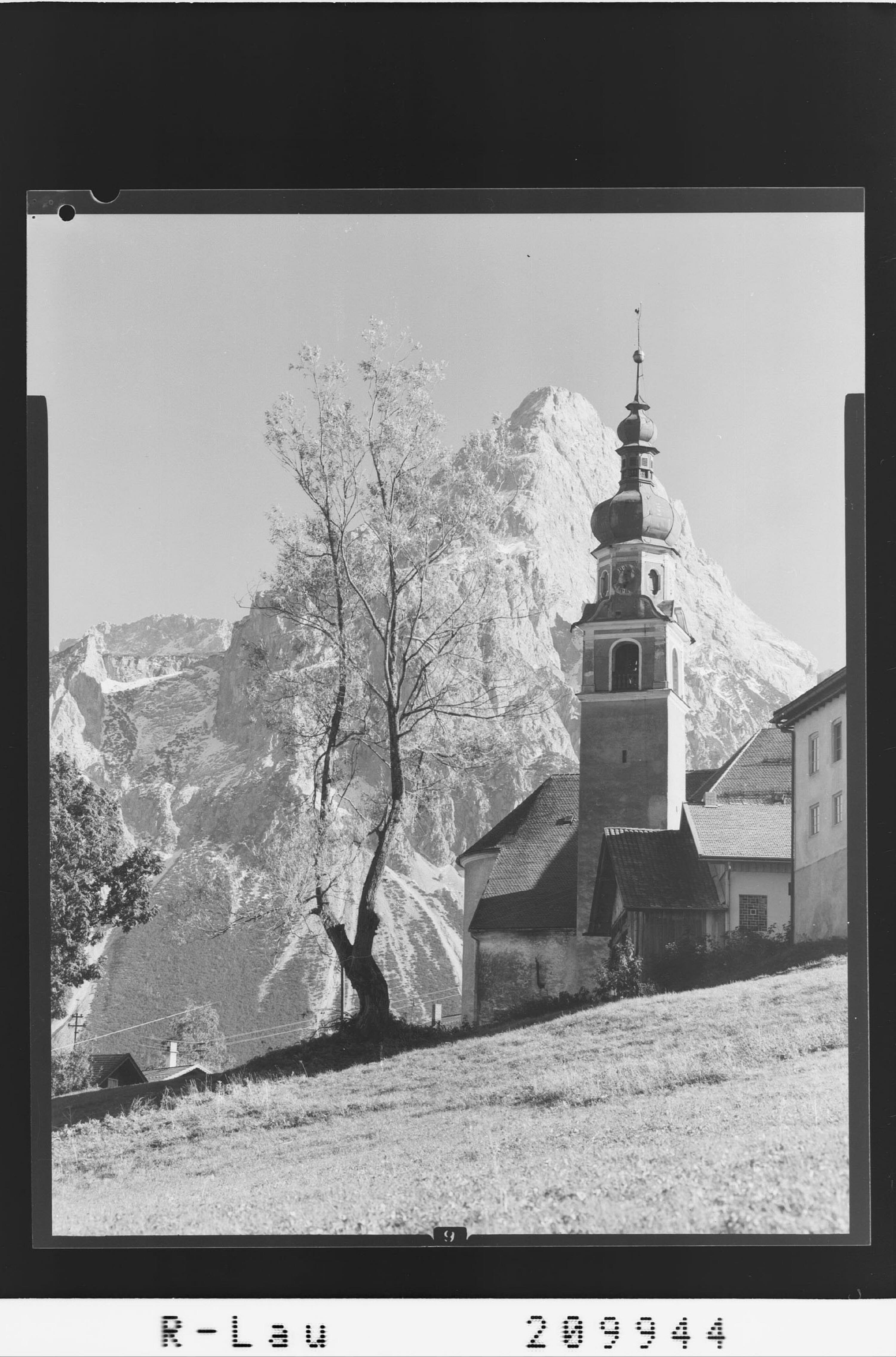 [Pfarrkirche Lermoos mit Sonnenspitze / Tirol]></div>


    <hr>
    <div class=