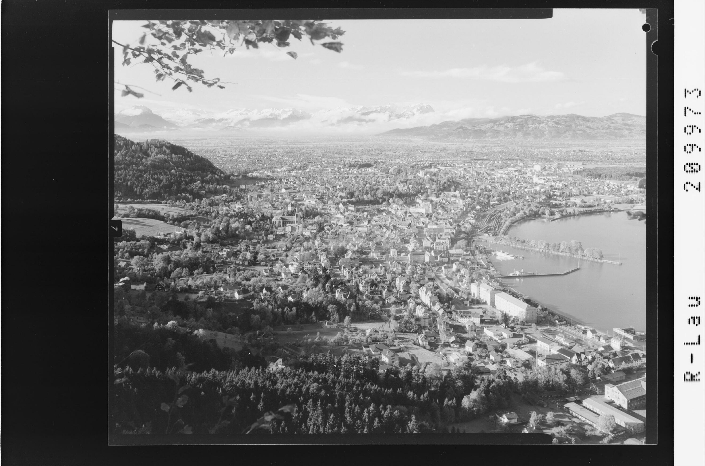 Bregenz am Bodensee gegen Schweizer Berge></div>


    <hr>
    <div class=