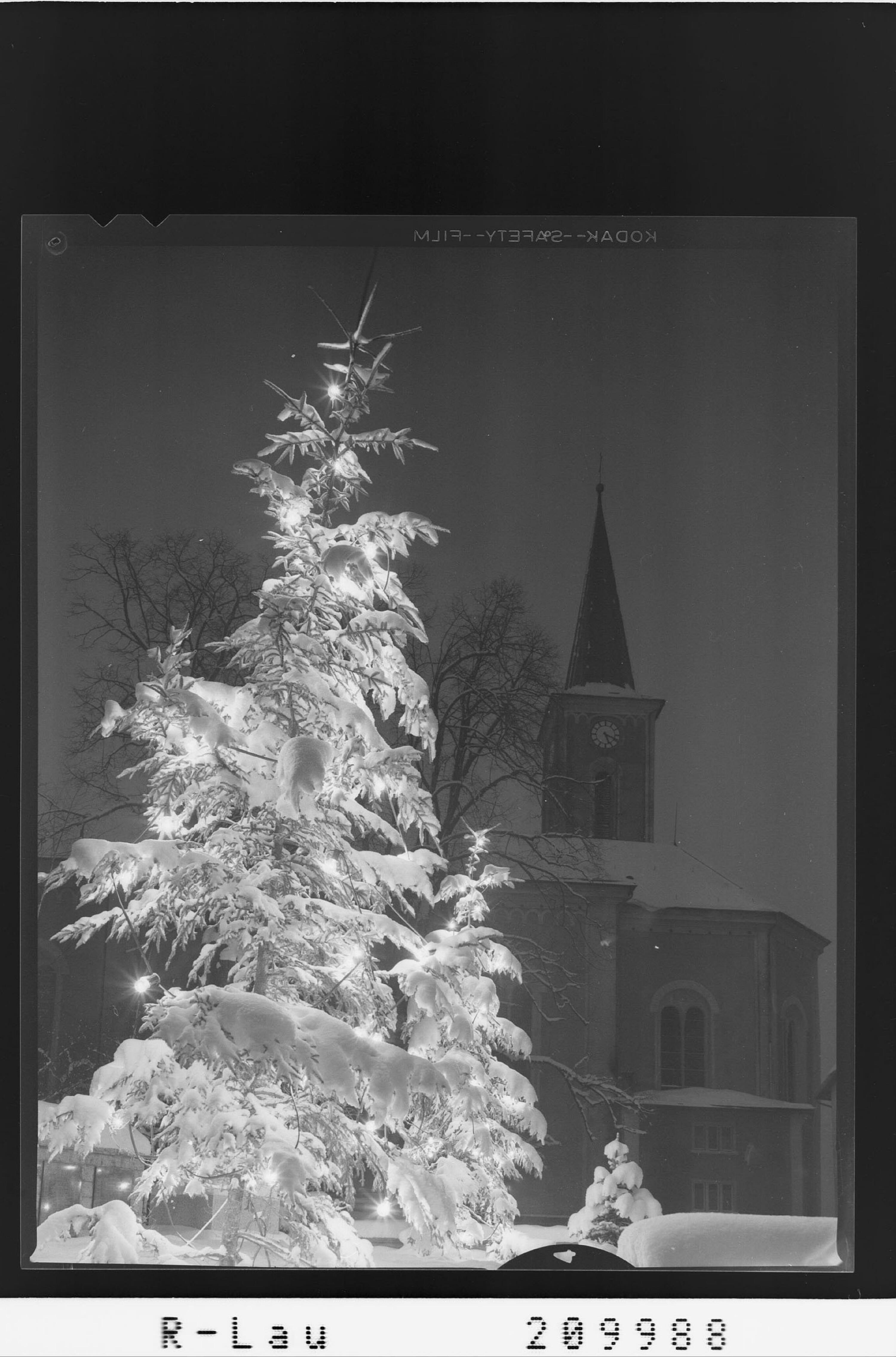 [Alberschwende im Bregenzerwald / Kirchplatz und Pfarrkirche mit Weihnachtsbeleuchtung]></div>


    <hr>
    <div class=