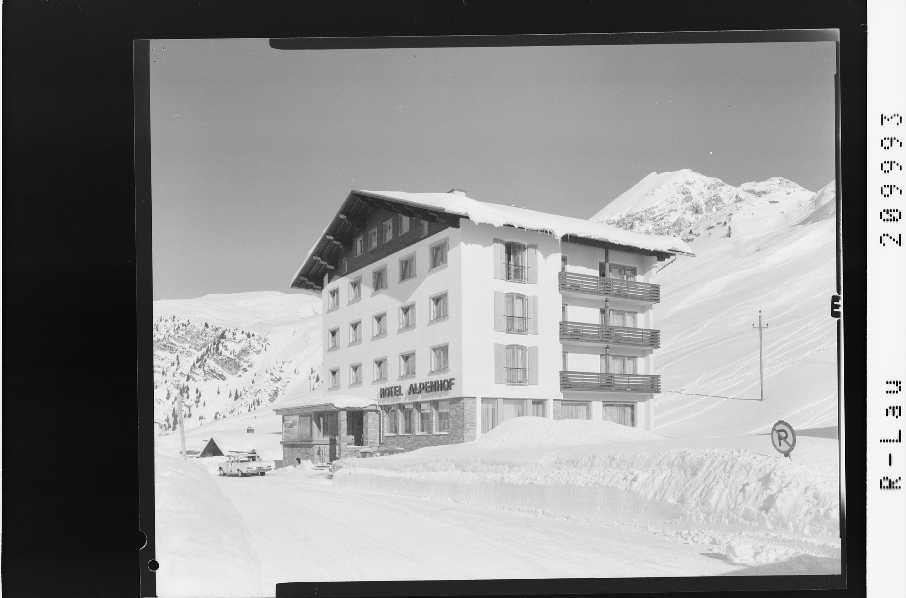 [Zürs am Arlberg / Hotel Alpenhof gegen Rüfispitze]></div>


    <hr>
    <div class=