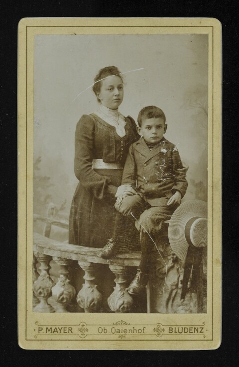 Bildnis einer unbekannten Frau und eines unbekannten Jungen von Mayer, Peter