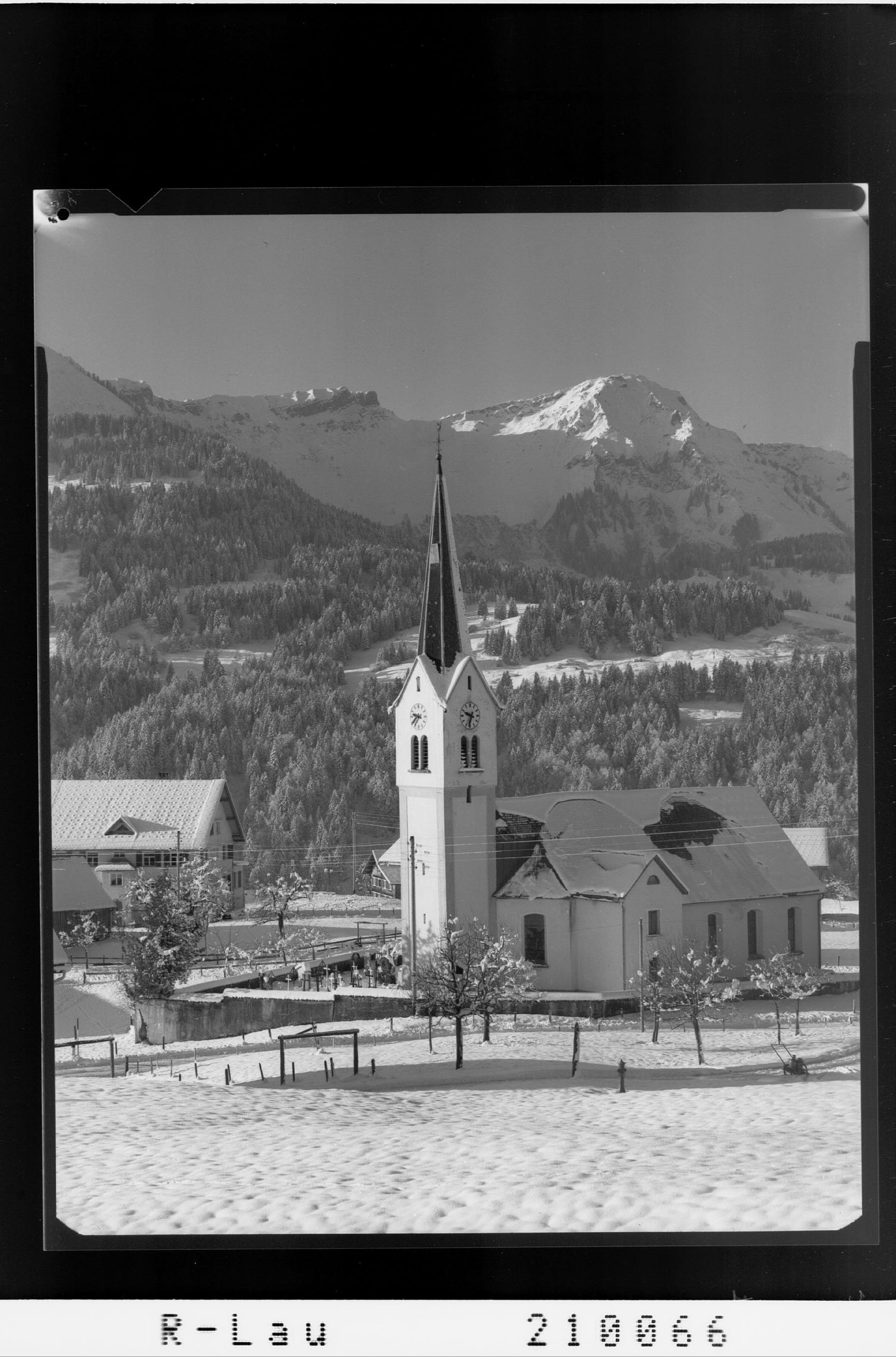 Sibratsgfäll / Kirche gegen Winterstaude 1878 m im Bregenzerwald></div>


    <hr>
    <div class=