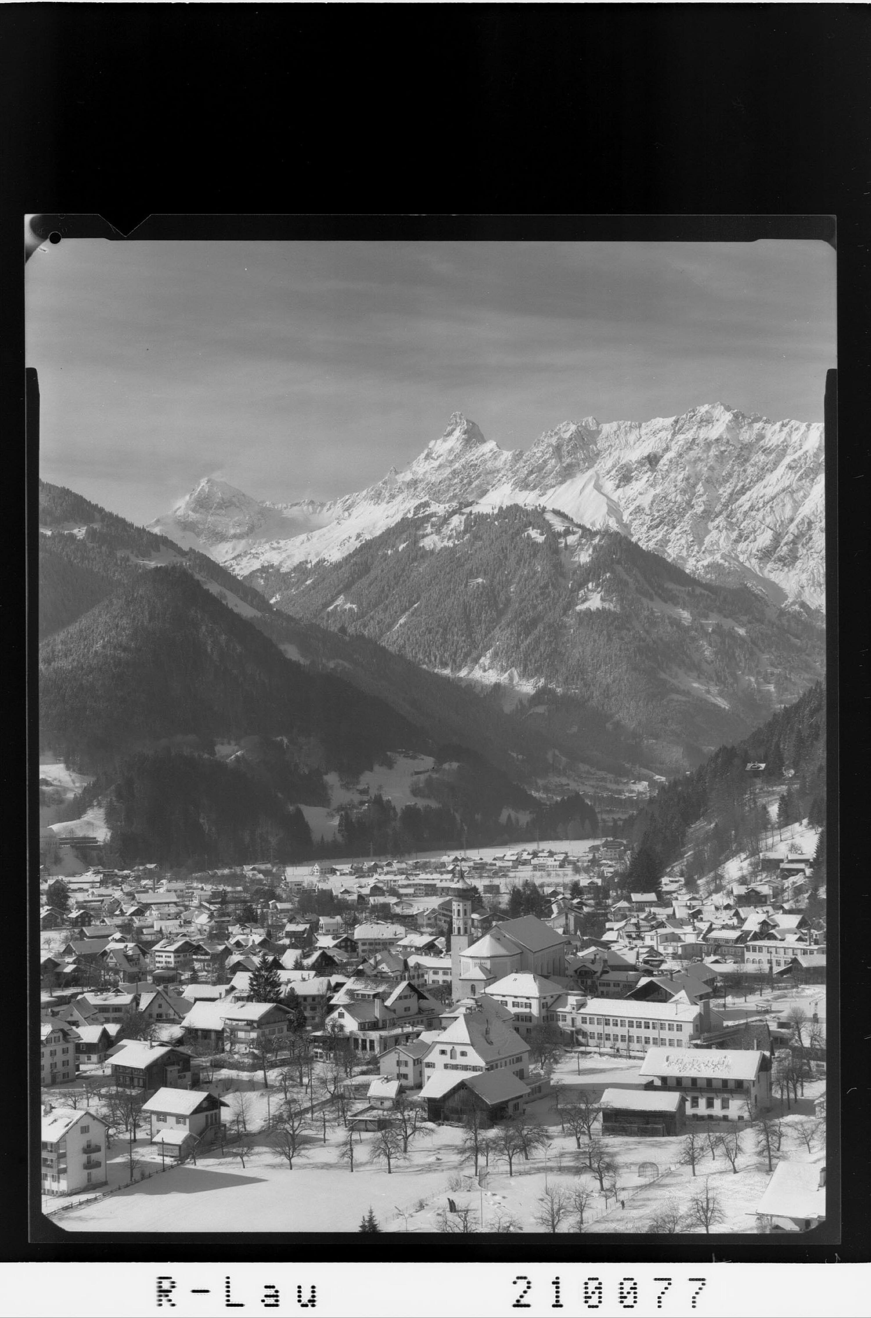 Schruns mit Zimba 2645 m im Montafon Vorarlberg></div>


    <hr>
    <div class=