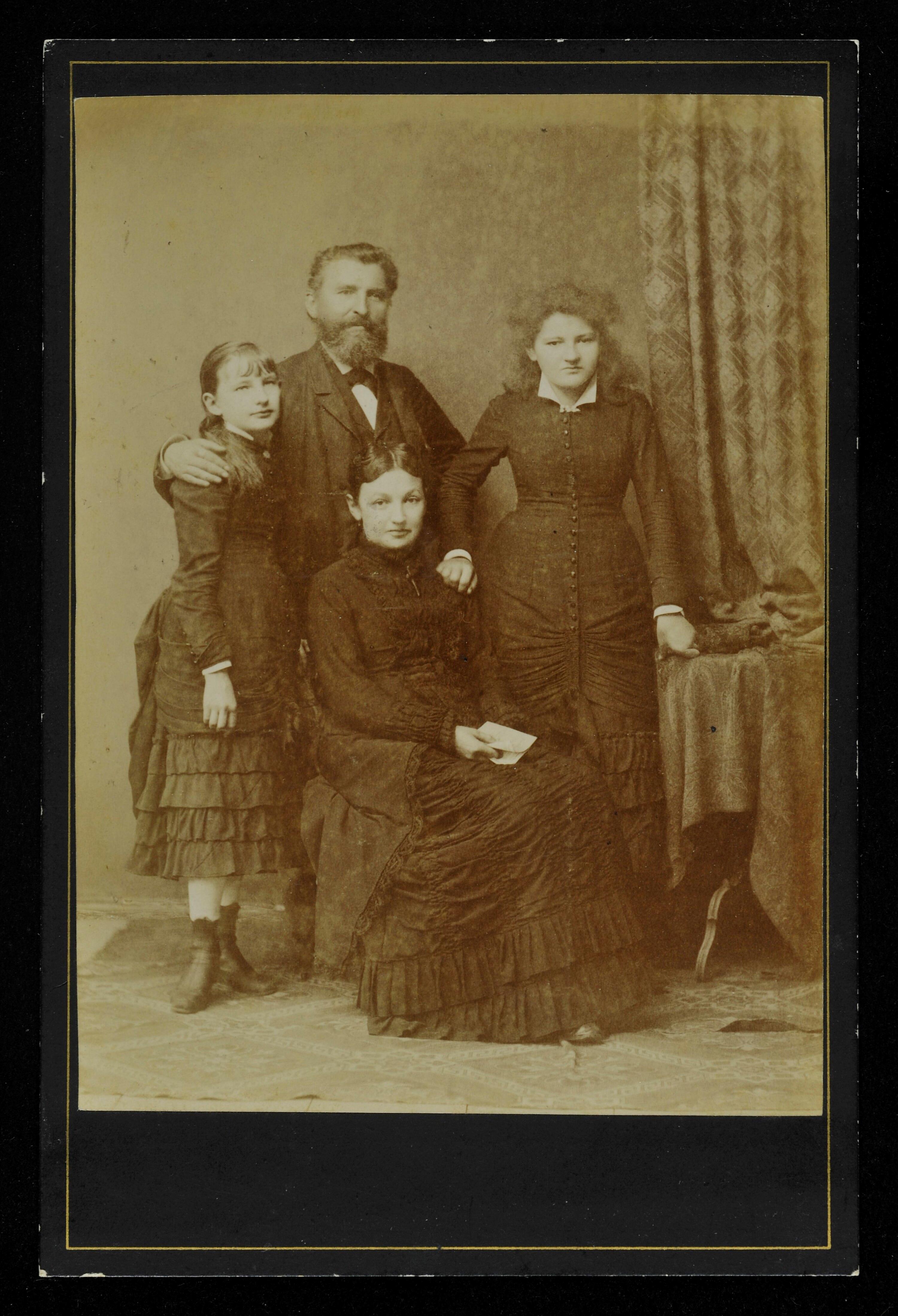 [Bildnis eines unbekannten Mannes, seiner Frau und ihrer beider Töchter]></div>


    <hr>
    <div class=
