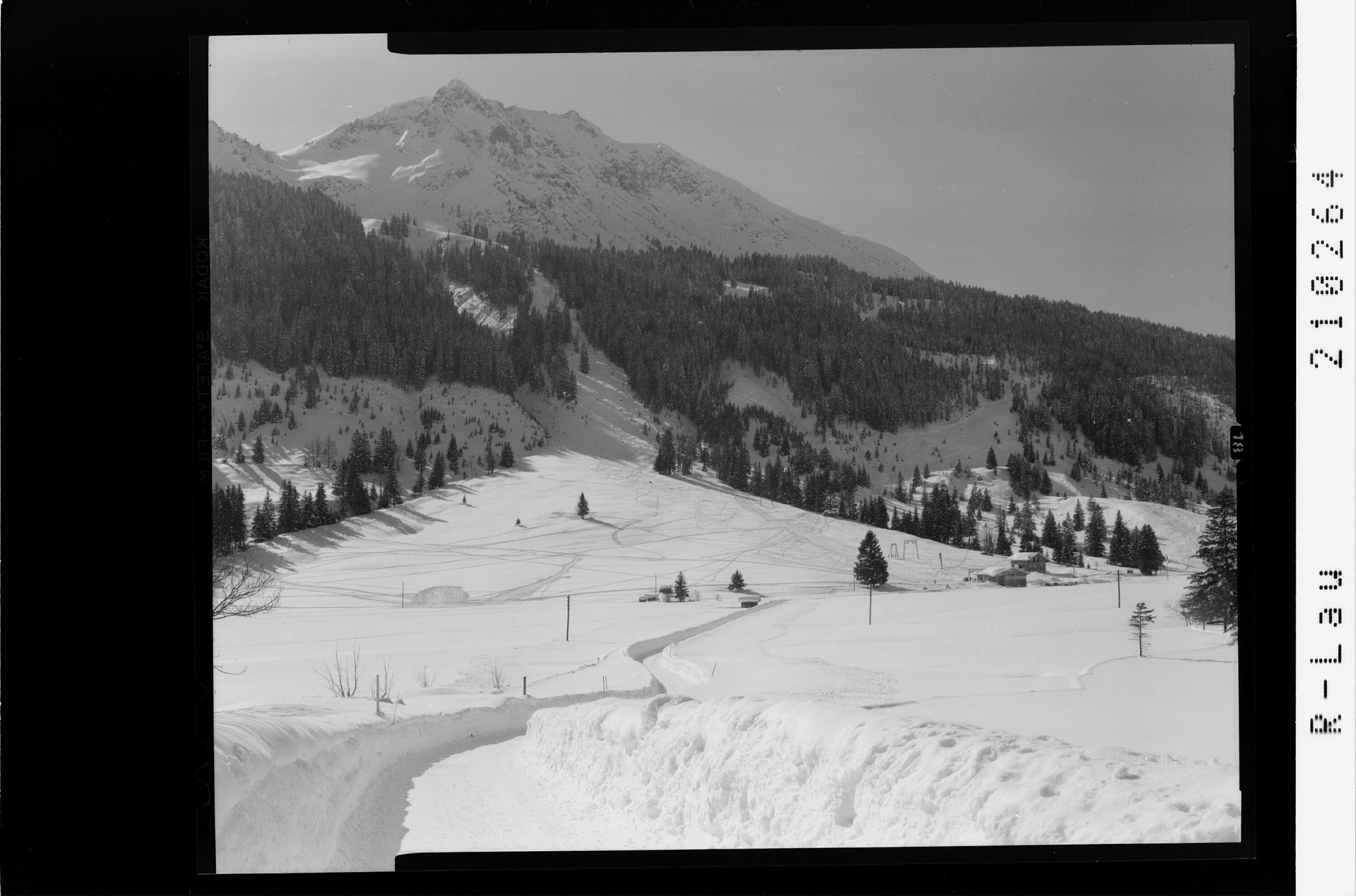 [Skilift bei Nesselwängle gegen Krinnenspitze]></div>


    <hr>
    <div class=