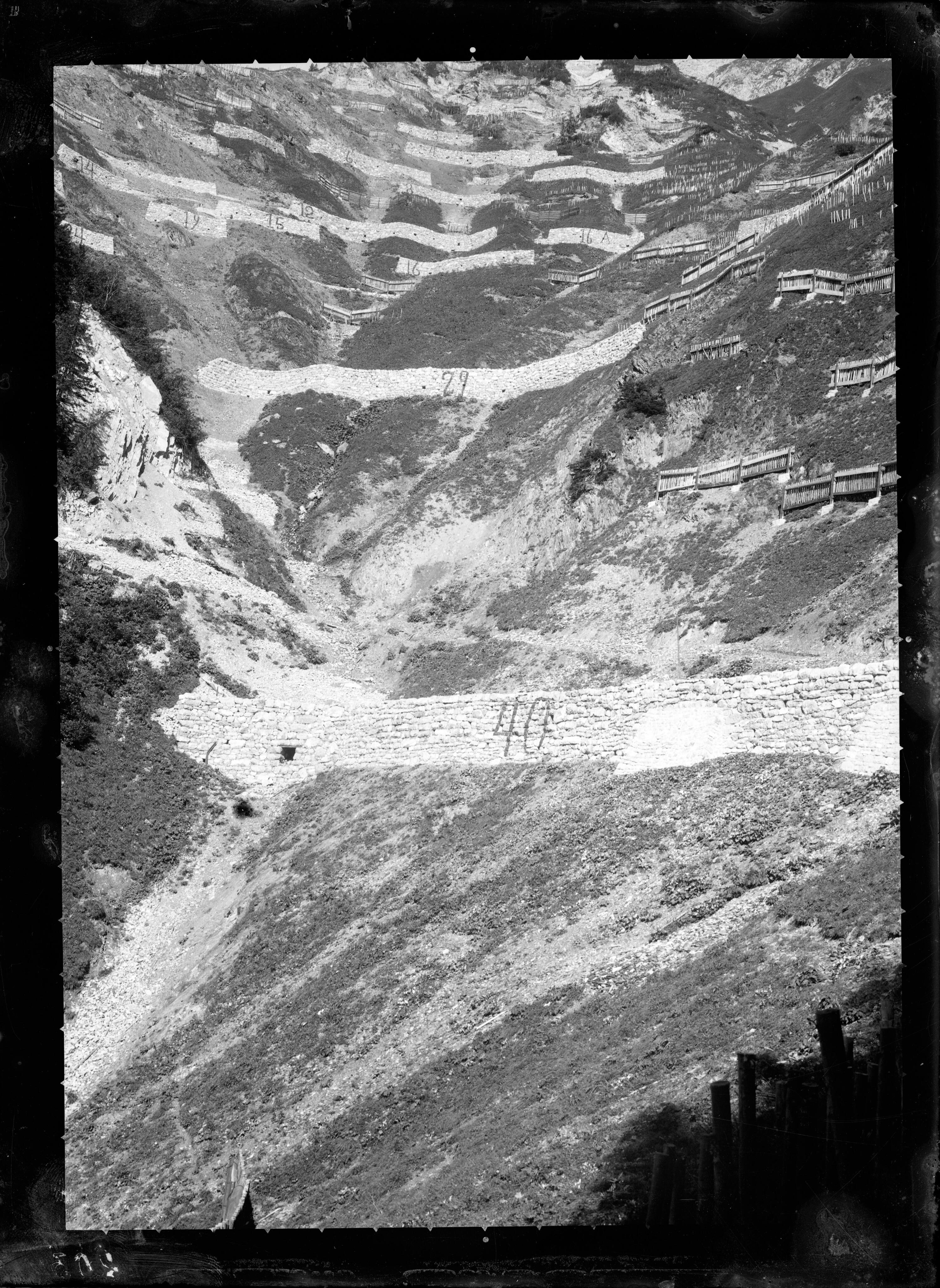 [Aufnahme von den Schneerückhaltemauern (Nr. 40, 29, 14, 19, 15, 12, 16, 16A) und Schneerechen (alte Bauweise) im oberen Benediktentobel oberhalb von Langen am Arlberg]></div>


    <hr>
    <div class=