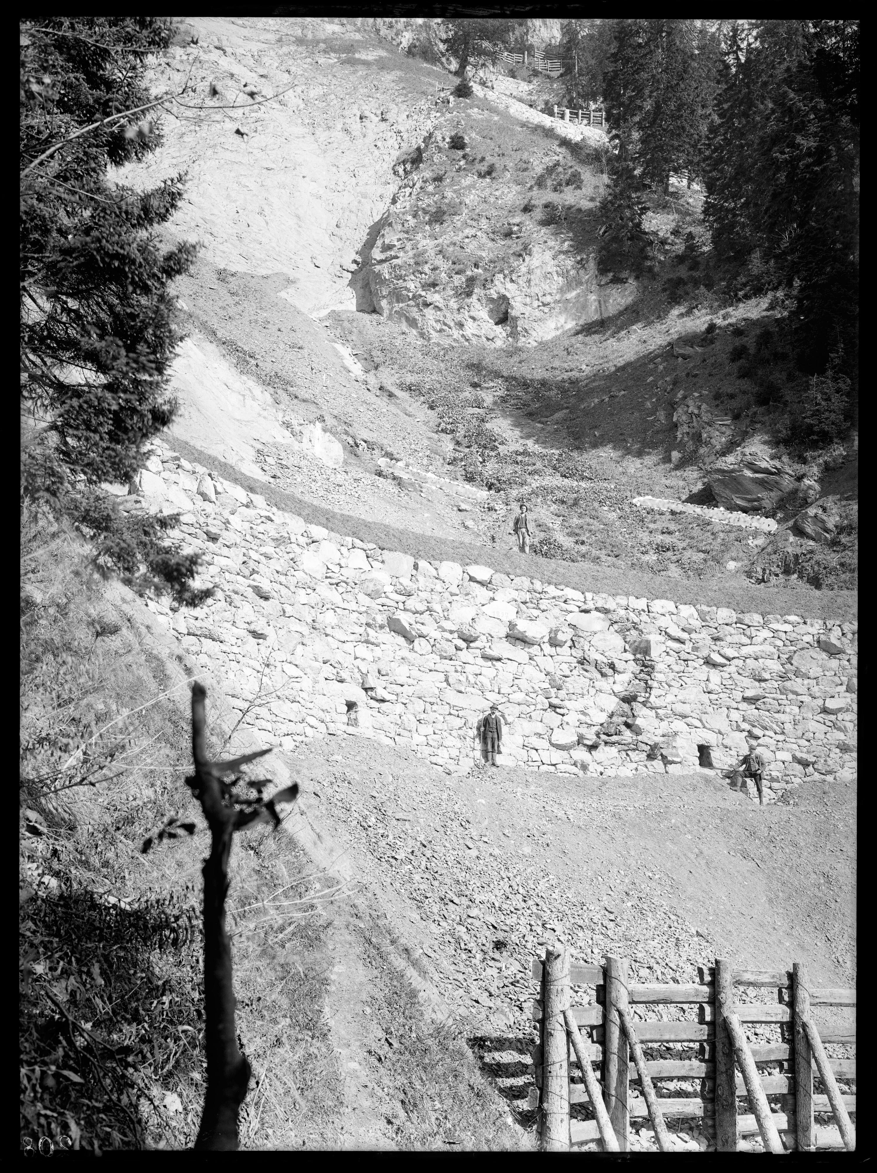 [Aufnahme von der Schneerückhaltemauer (Nr. 2) sowie von Schneefängen in Hallers-Längen oberhalb von Langen am Arlberg]></div>


    <hr>
    <div class=