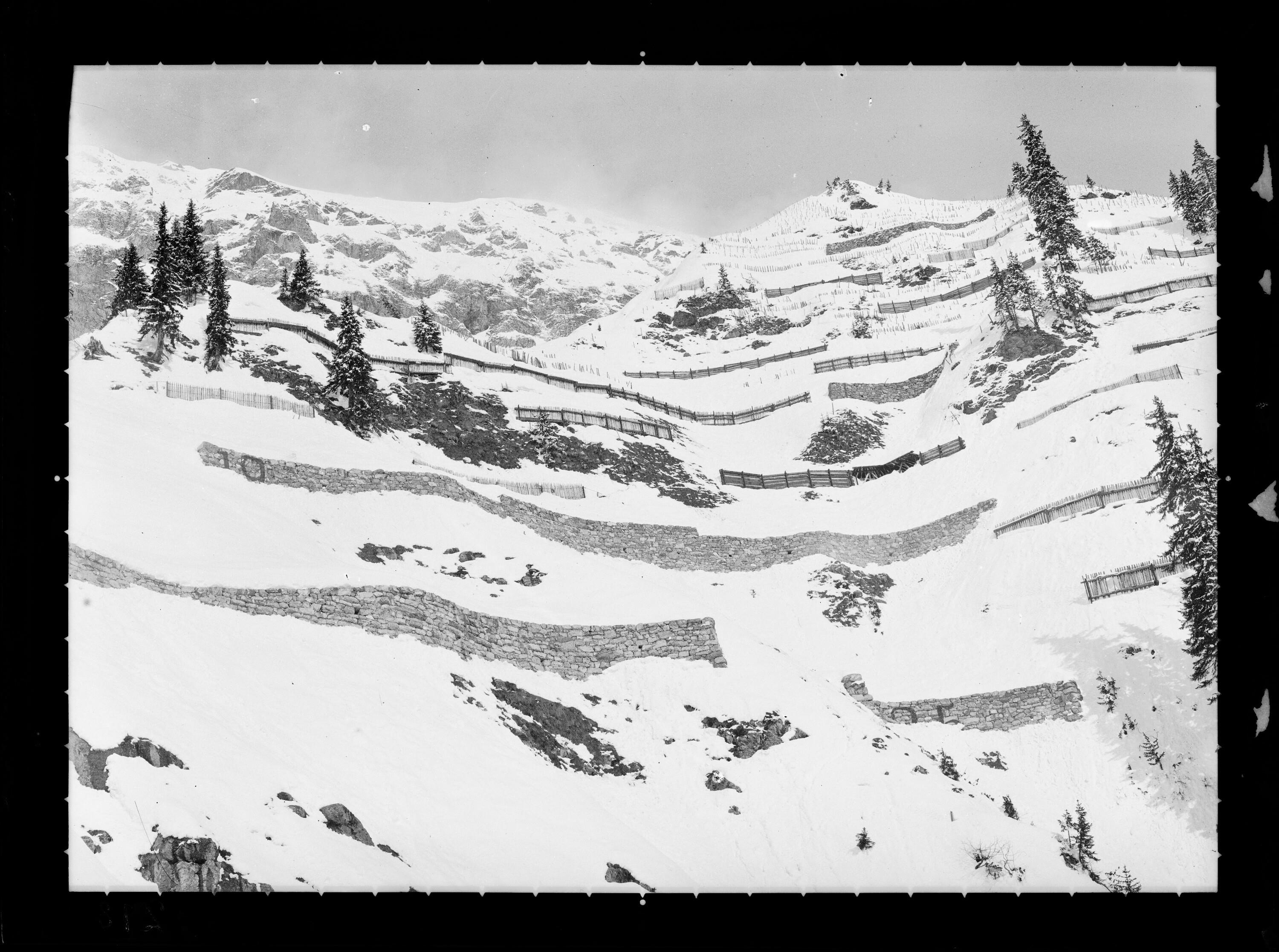 [Aufnahme von den Schneerückhaltemauern (Nr. 25, 19) und Schneerechen (alte Bauweise) im Längentobel oberhalb von Langen am Arlberg]></div>


    <hr>
    <div class=
