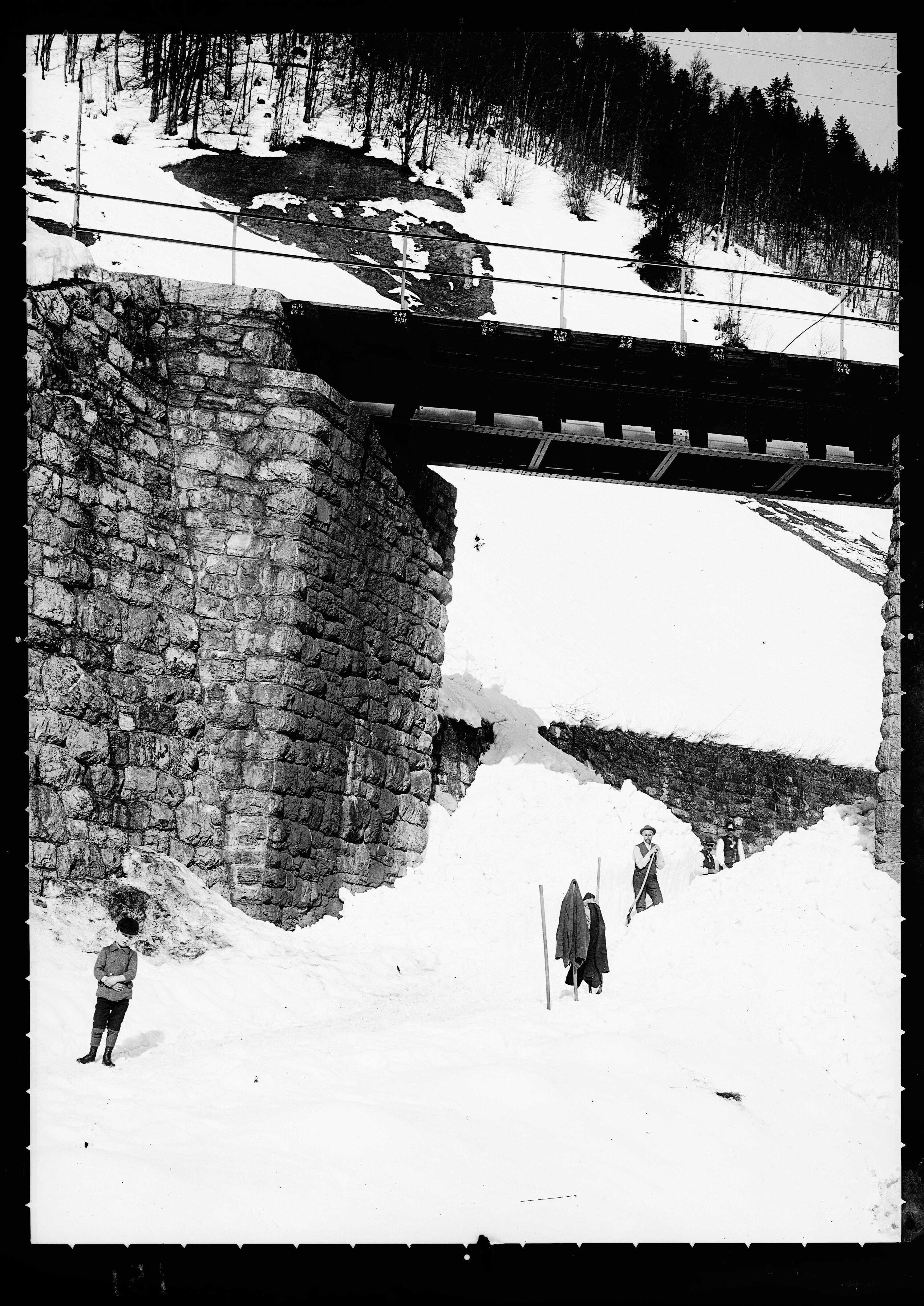 [Aufnahme von der alten Eisenbahnbrücke über die Bundesstraße in Langen am Arlberg]></div>


    <hr>
    <div class=