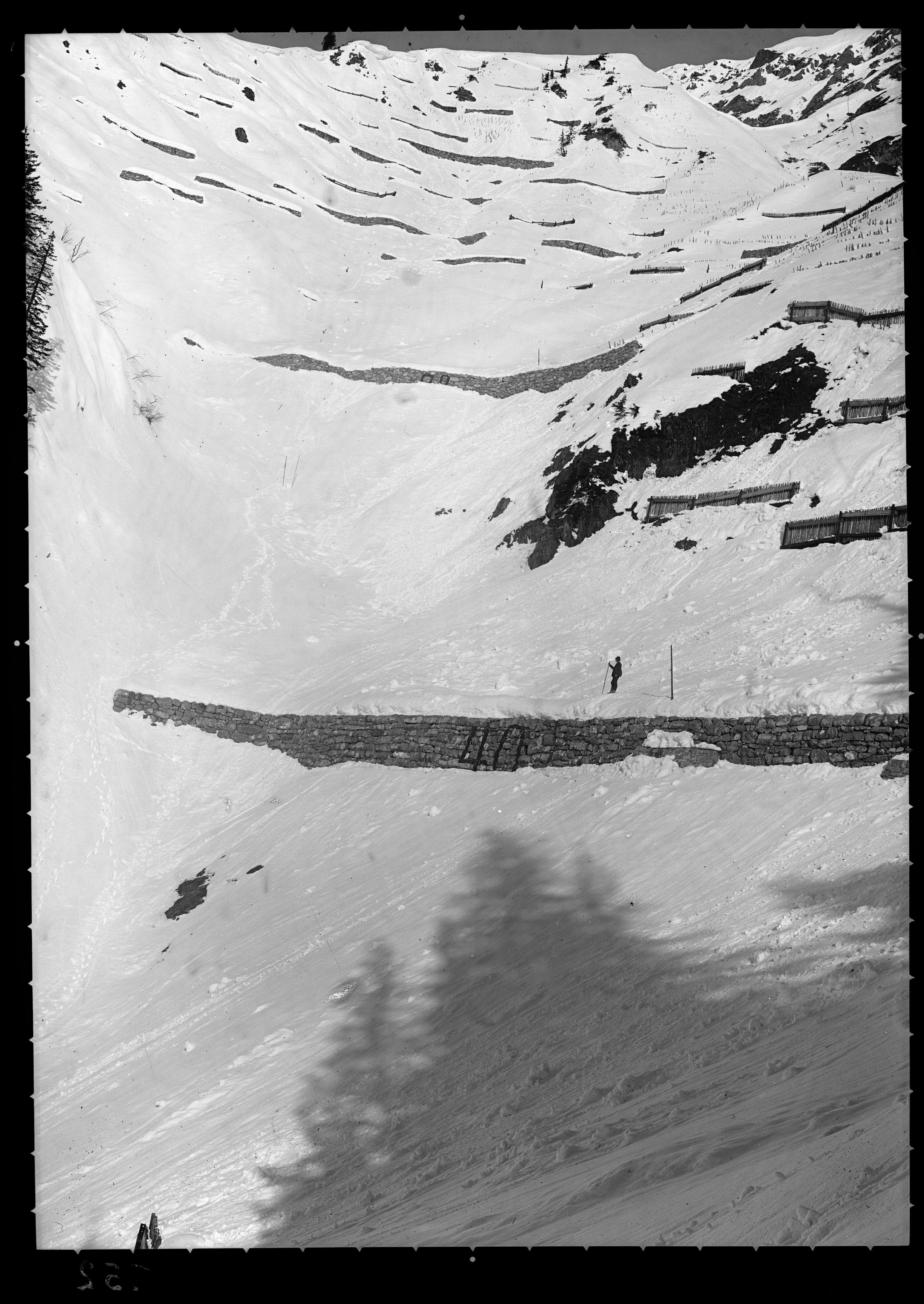 [Aufnahme von den Schneerückhaltemauern (Nr. 40) und Schneerechen (alte Bauweise) im Benediktentobel oberhalb von Langen am Arlberg]></div>


    <hr>
    <div class=