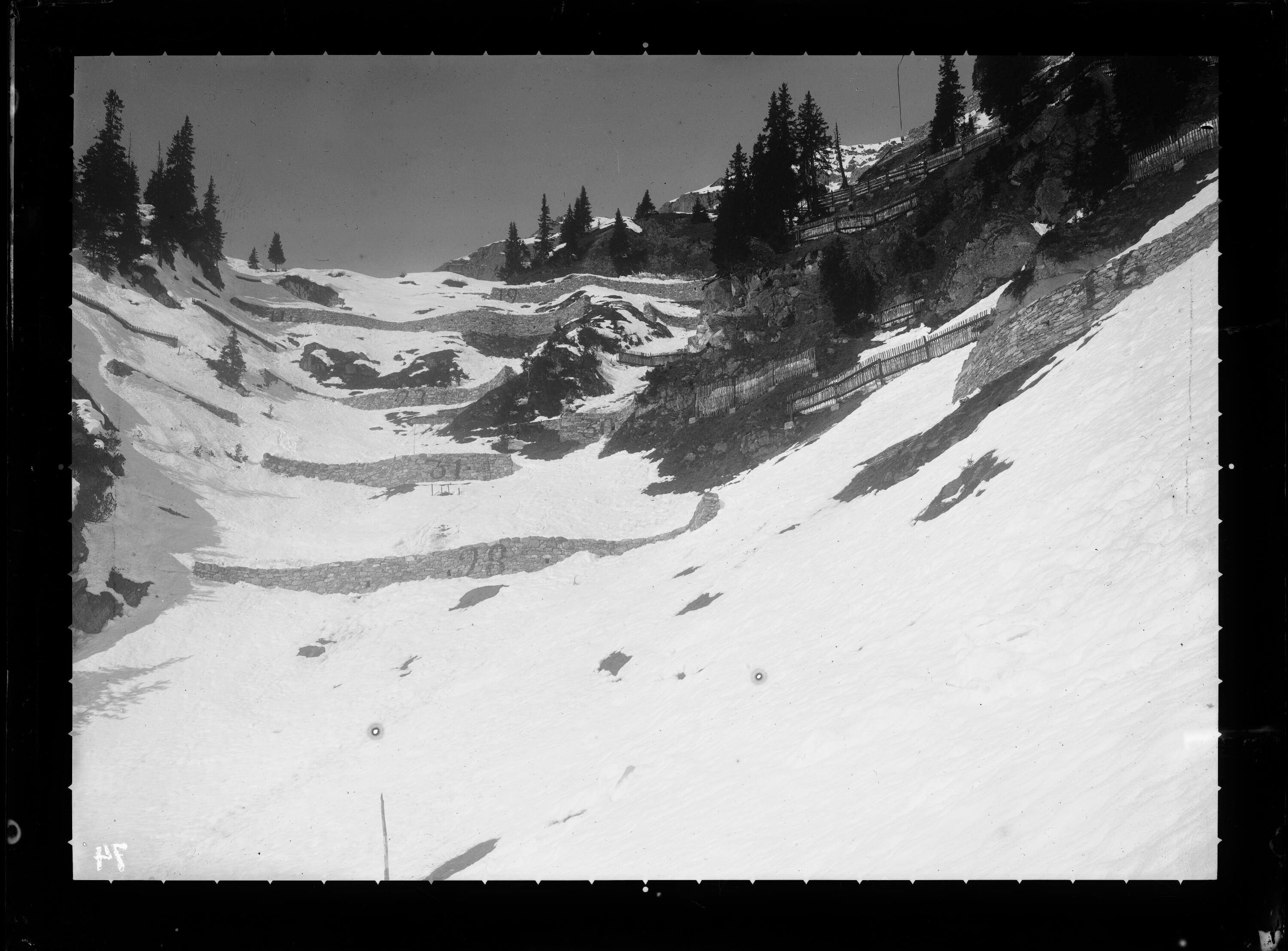 [Aufnahme von den Schneerückhaltemauern (Nr. 28, 16, 31, 30, 23, 19) und Schneerechen (alte Bauweise) im Längentobel oberhalb von Langen am Arlberg]></div>


    <hr>
    <div class=