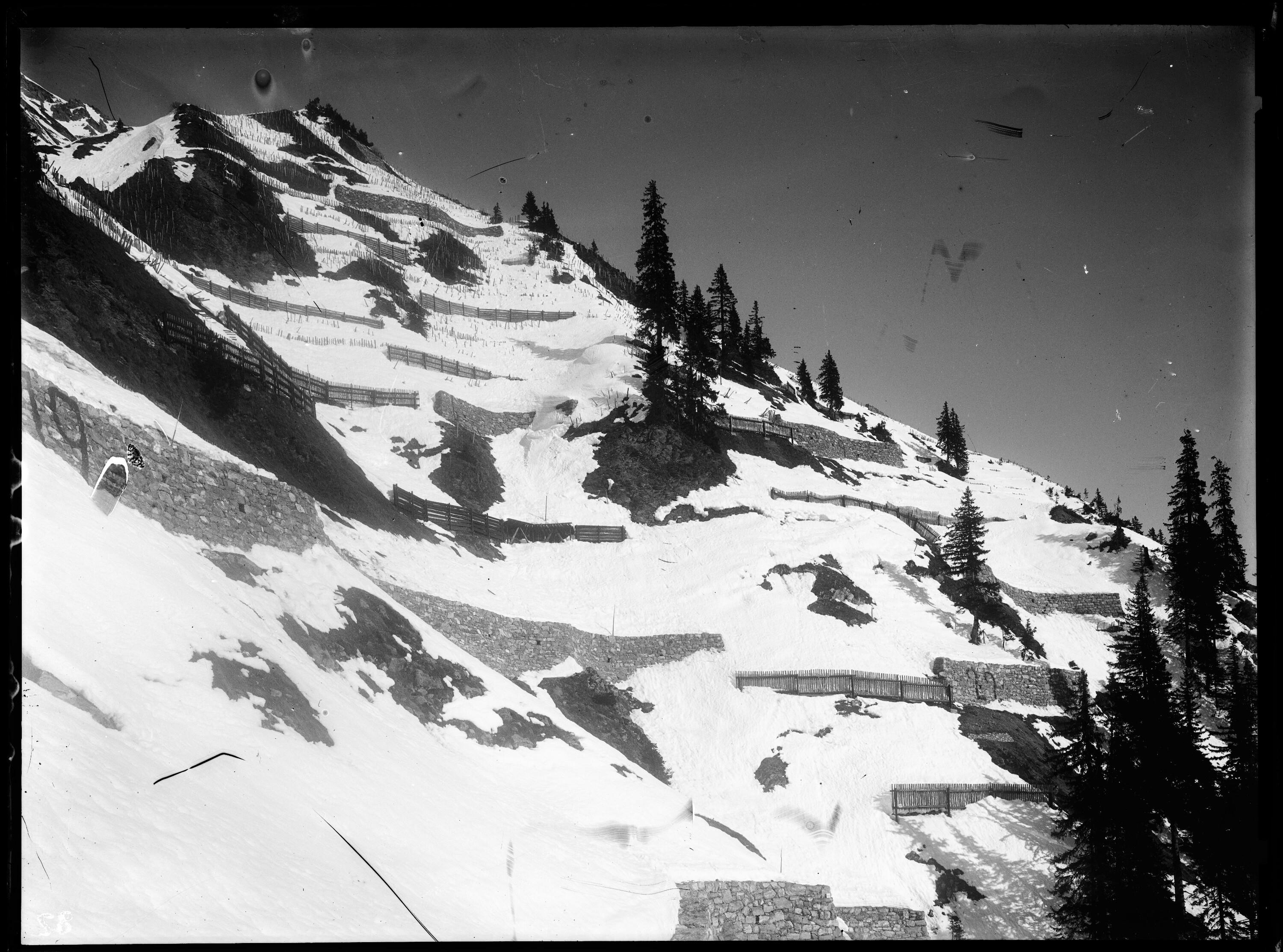 [Aufnahme von den Schneerückhaltemauern (Nr. 19, 22), Schneefängen und Schneerechen (alte Bauweise) im Längentobel oberhalb von Langen am Arlberg]></div>


    <hr>
    <div class=