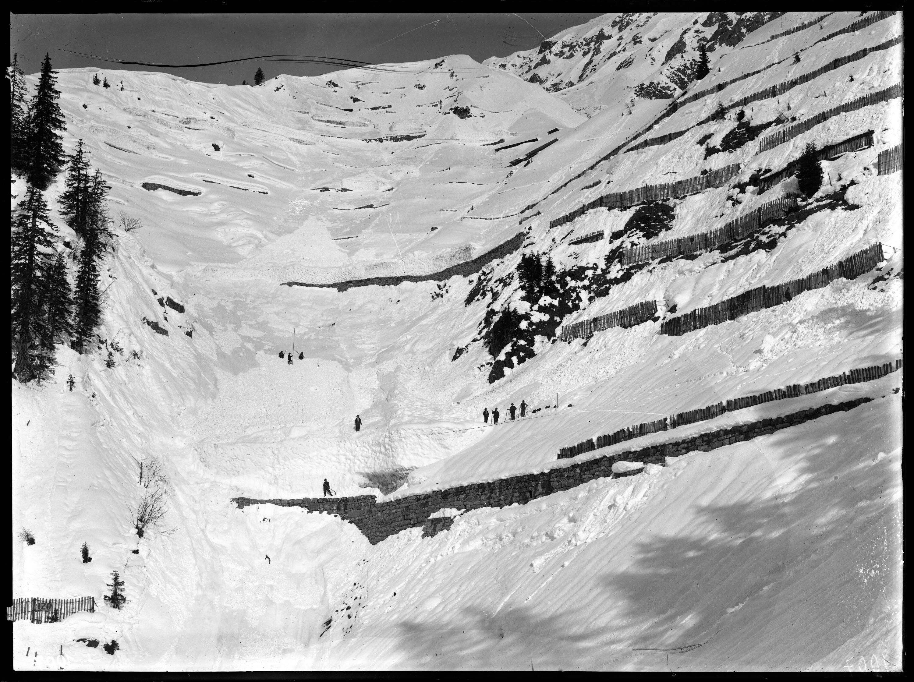 [Aufnahme von den Schneerückhaltemauern (Nr. 40) sowie Arlberg-Schneerechen im oberen Benediktentobel oberhalb von Langen am Arlberg]></div>


    <hr>
    <div class=