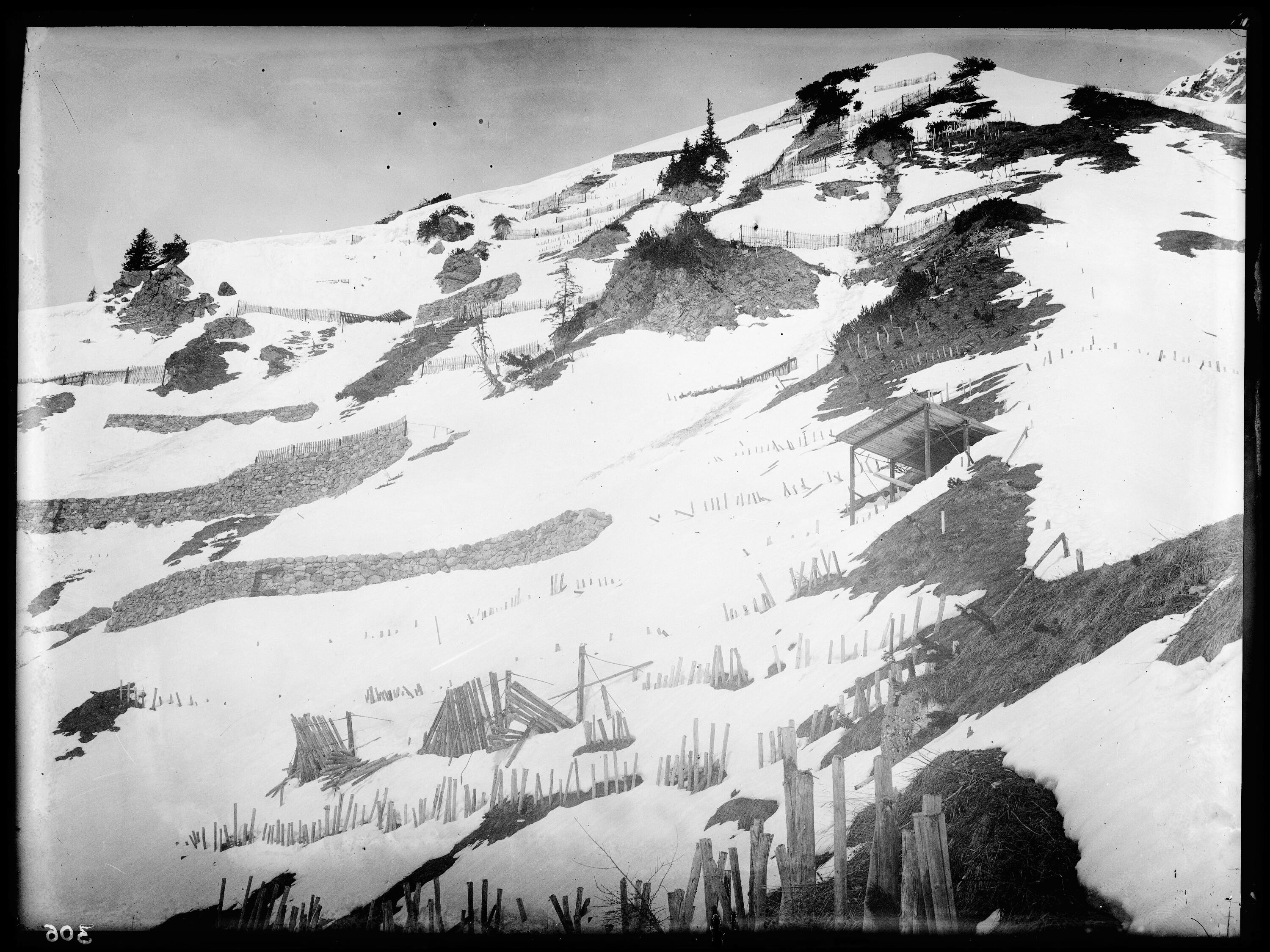 [Aufnahme von den Schneerückhaltemauern (Nr. 5, 4, 2) sowie Schneerechen (alte Bauweise), Arlberg-Schneerechen und Arlberg-Schneebrücken im oberen Benediktentobel oberhalb von Langen am Arlberg]></div>


    <hr>
    <div class=