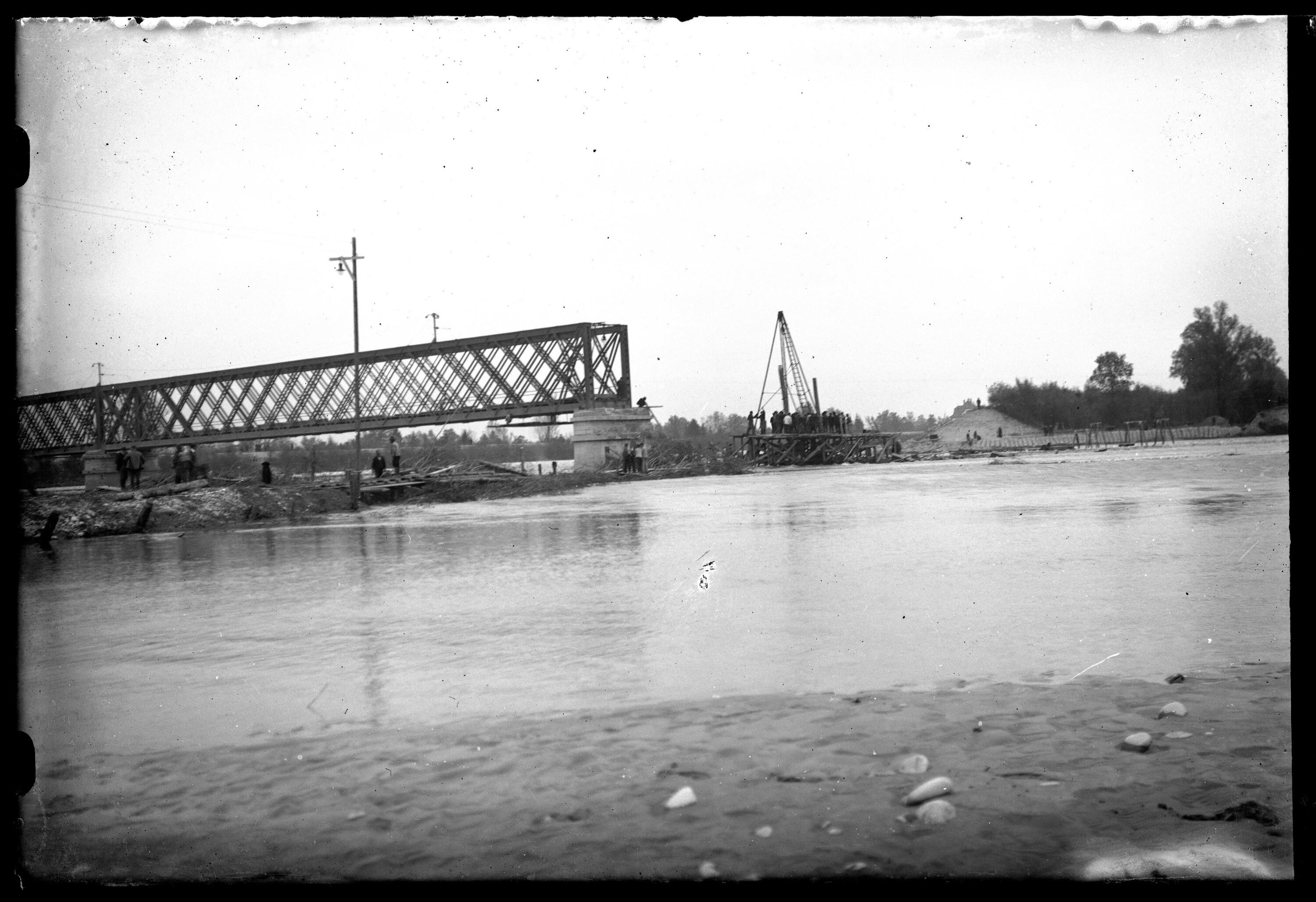[Aufnahme von der Rheinbrücke zwischen Schaan-Vaduz und Buchs SG im km 17,3 nach dem verheerenden Hochwasser vom 25.09.1927]></div>


    <hr>
    <div class=
