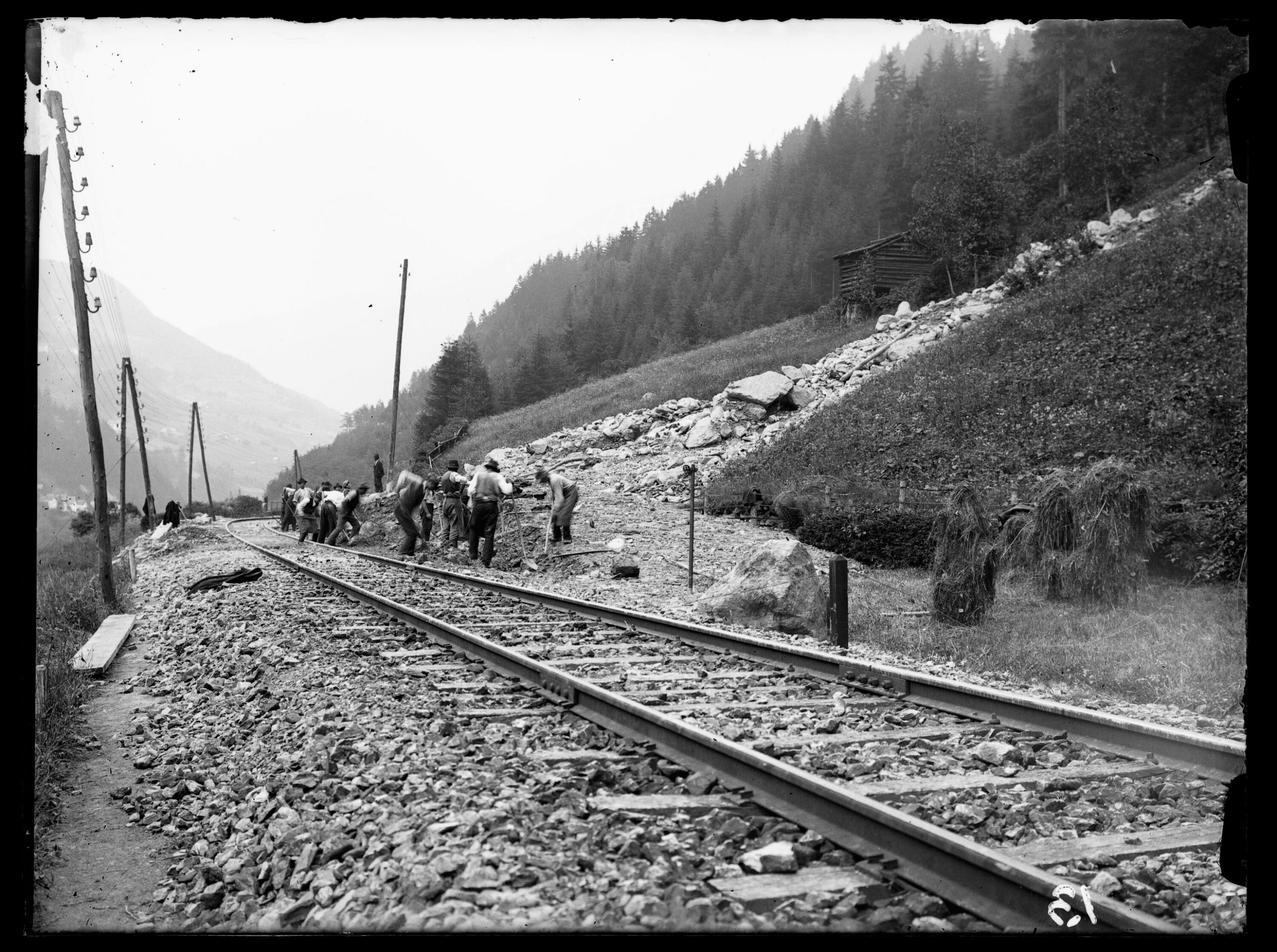 [Murgang auf die Strecke zwischen Langen am Arlberg und Klösterle im km 111,3 (Streckenarbeiter bei der Beseitigung des Geschiebes)]></div>


    <hr>
    <div class=