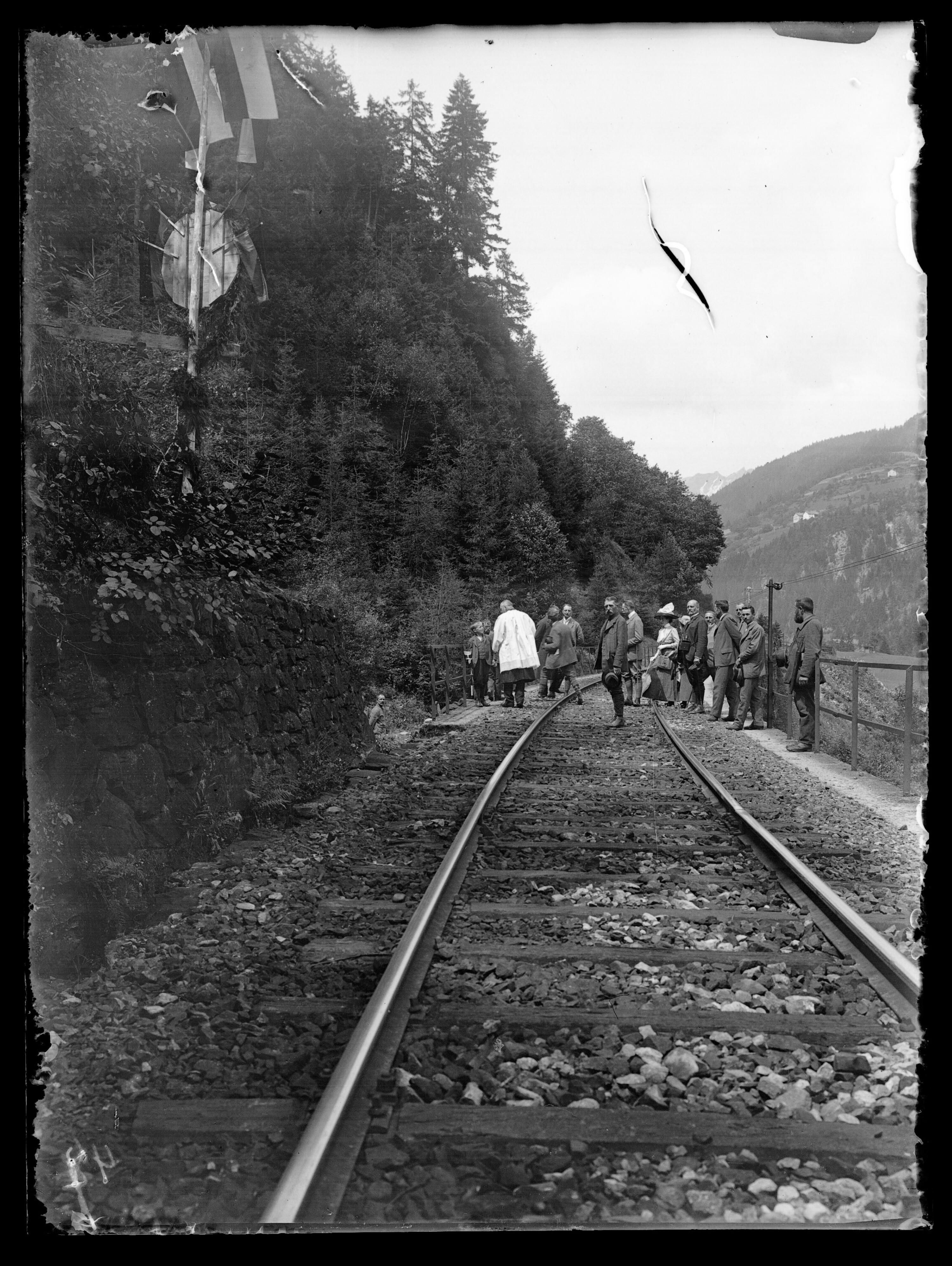 [Streckenaufnahme mit Gruppe von Personen auf der Brücke im km 112,4 zwischen Langen am Arlberg und Klösterle]></div>


    <hr>
    <div class=