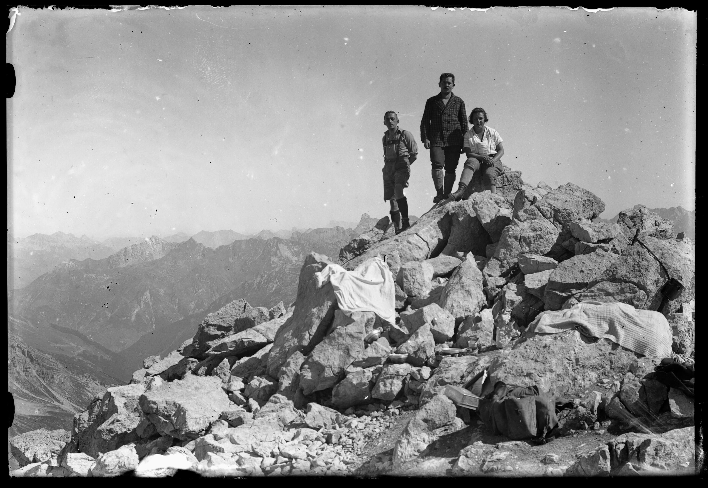 [Gruppenfoto mit 3 Personen auf einem Berggipfel]></div>


    <hr>
    <div class=
