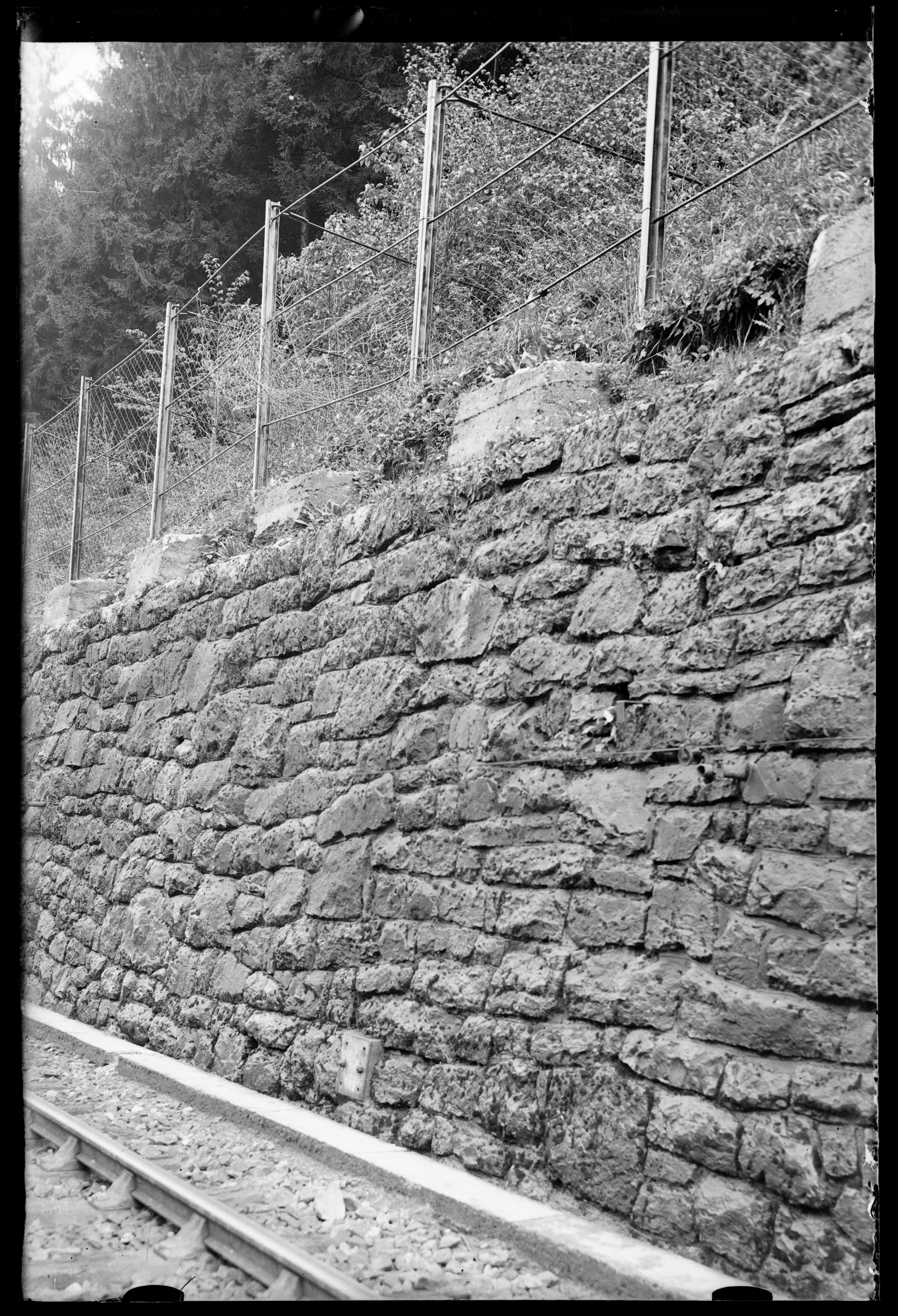 [Futtermauer aus Bruchsteinmauerwerk mit Schneeschutzgitter (Arlberg-Schneegitter) an der Strecke zwischen Dalaas und Hintergasse im km 124,0]></div>


    <hr>
    <div class=