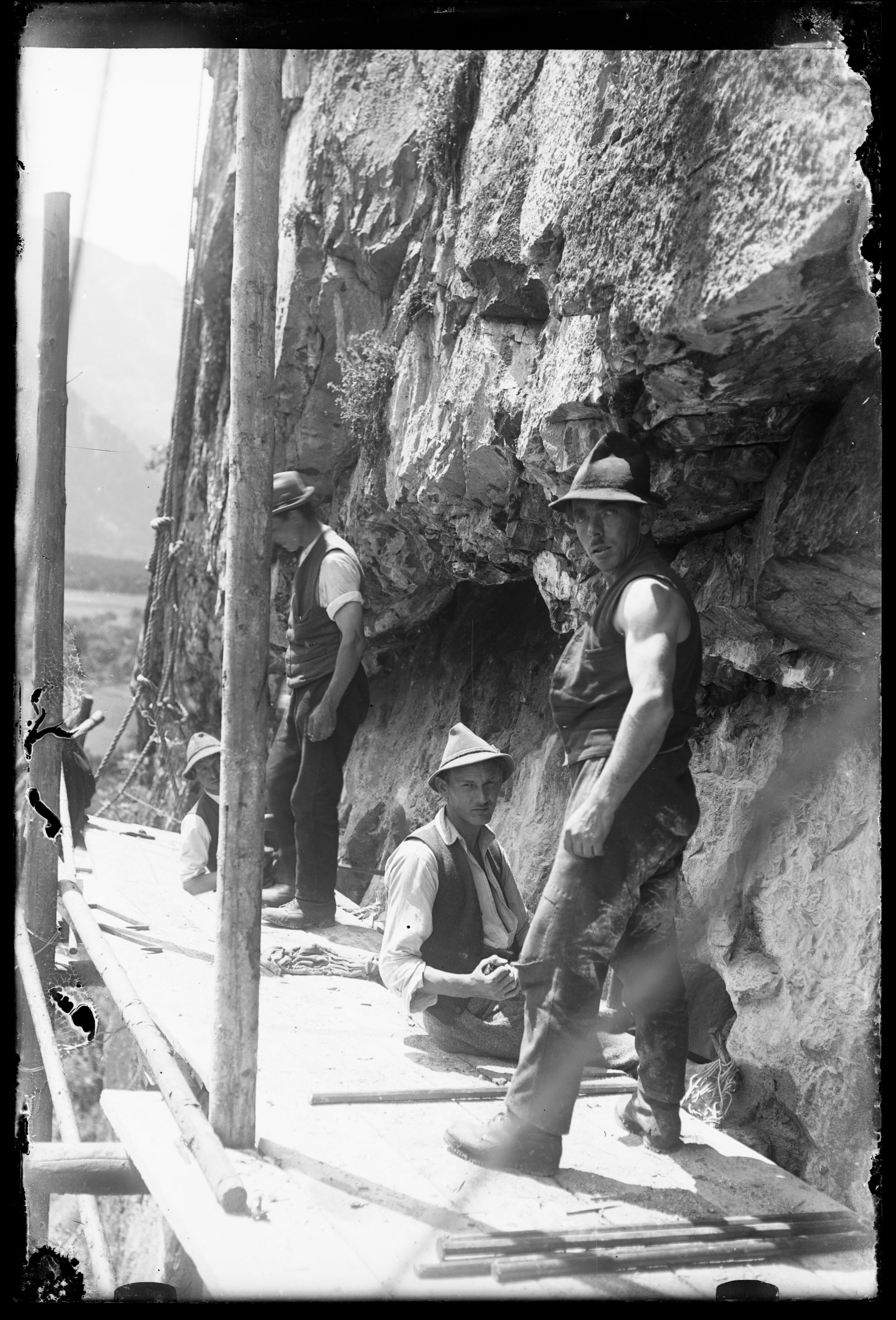 [4 Arbeiter bei der Errichtung einer Steinschlag- und Felsabbruchverbauung in senkrechtem Fels]></div>


    <hr>
    <div class=