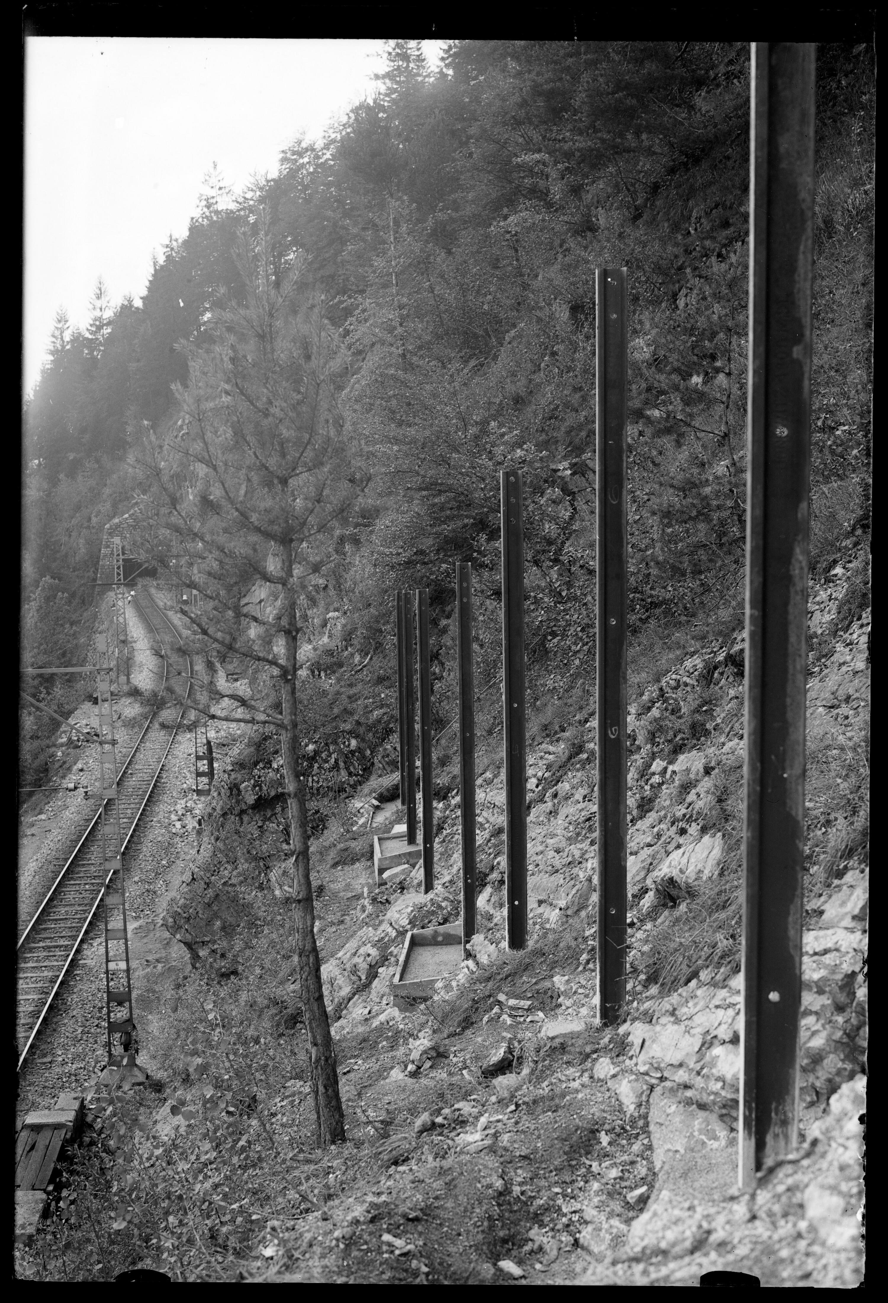 [Errichtung von Schneeschutzgitter (Arlberg-Schneegitter) oberhalb der Bahnstrecke zwischen Hintergasse und Braz im km 126,3]></div>


    <hr>
    <div class=