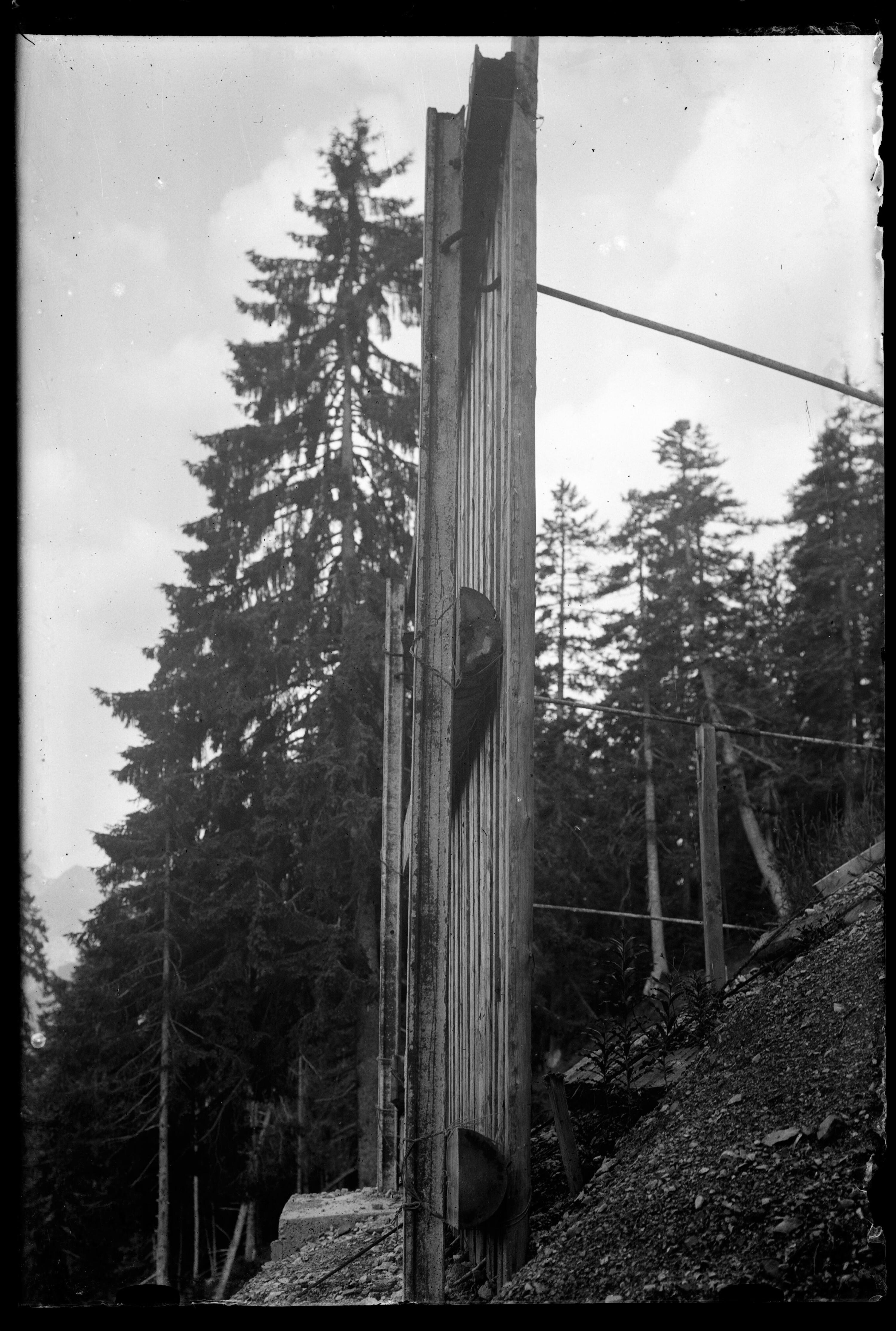 [Aufnahme eines Schneerechens im Bereich der Richtung Grafenspitze verlaufenden Druckrohrleitungen des Kraftwerks Spullersee]></div>


    <hr>
    <div class=