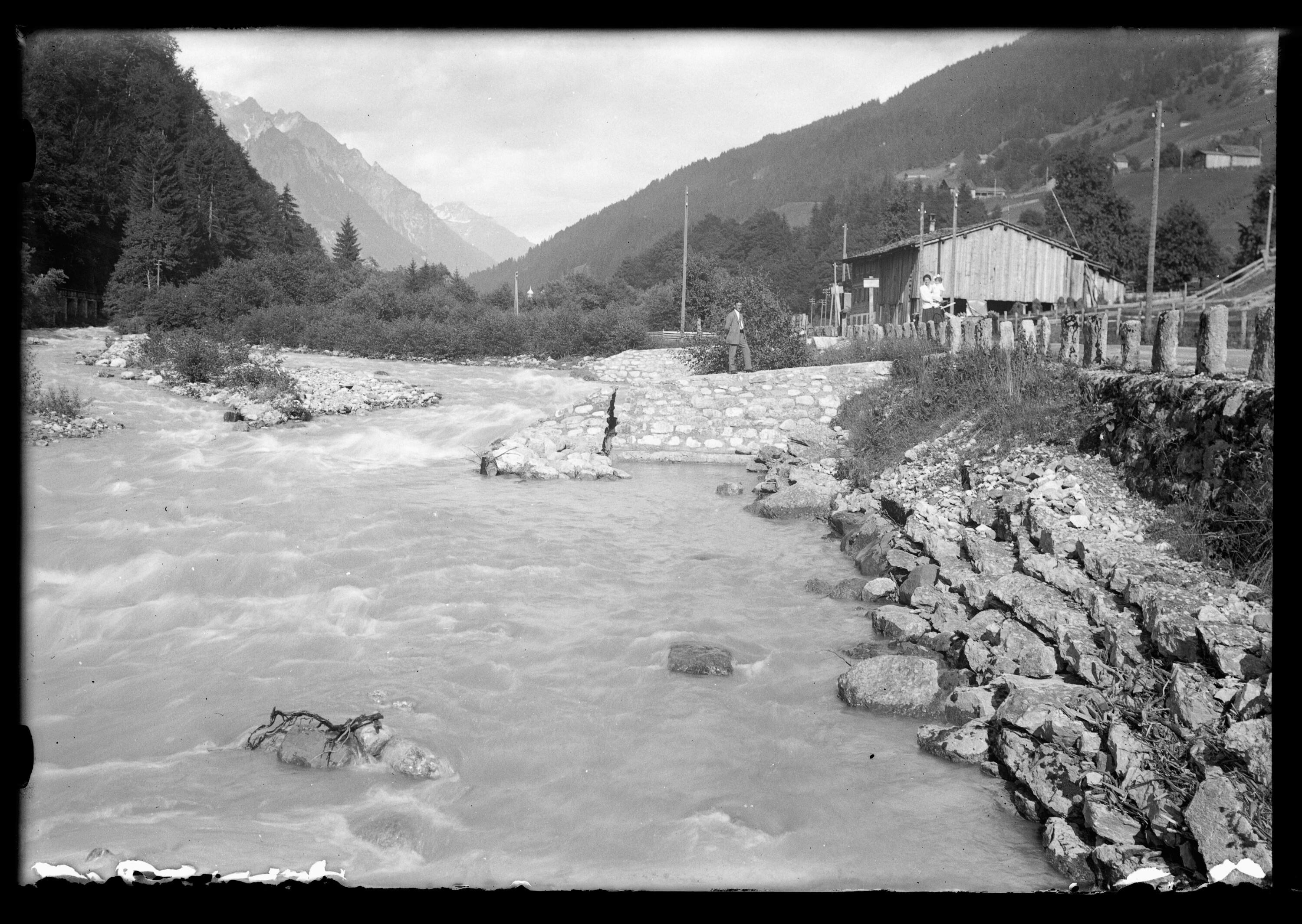 [Aufnahme des Alfenz-Baches in Dalaas mit Haus (Hausnummer 34)]></div>


    <hr>
    <div class=