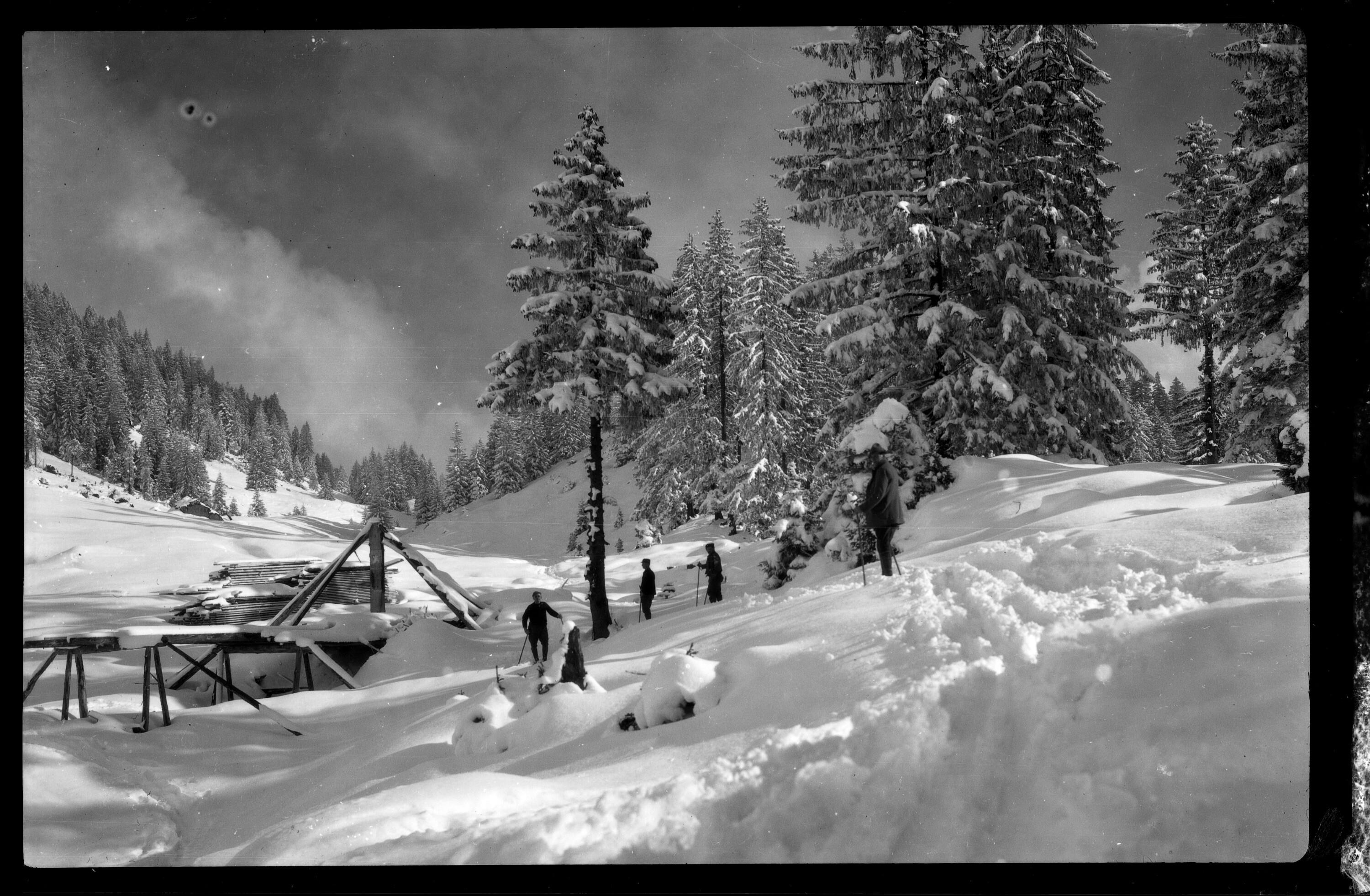 [Aufnahme von vier Skiläufern in einer verschneiten Winterlandschaft]></div>


    <hr>
    <div class=