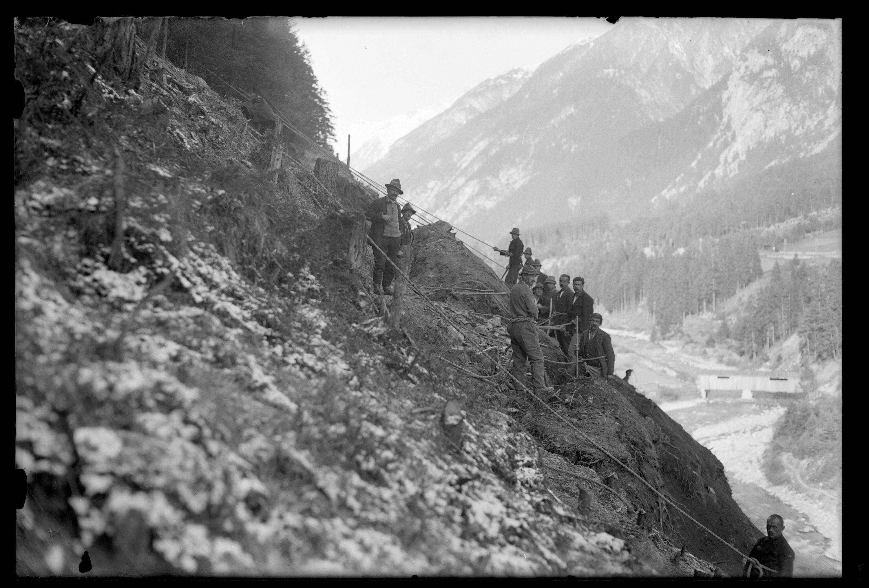 [Mitarbeiter der Lehnenpartie bei der Loslösung lockeren Gesteins oberhalb der Bahnstrecke zwischen Flirsch und Schnann Hst neu im km 88,5]></div>


    <hr>
    <div class=