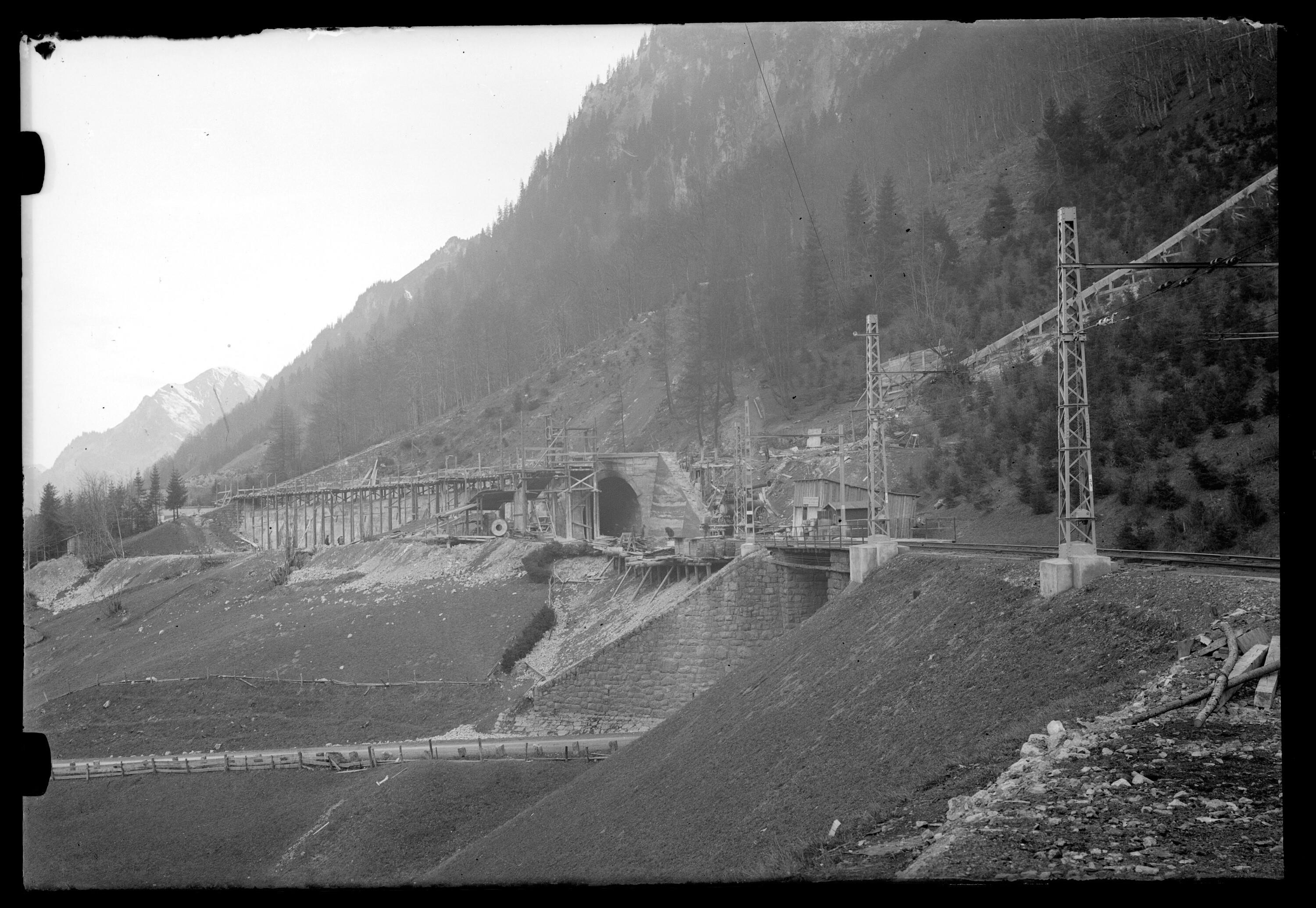 [Bau des Simastobeltunnels im Bahnhof Langen am Arlberg mit Blick auf die Baustelleneinrichtung sowie auf die Eisenbahnbrücke über die Straße Richtung Klösterle]></div>


    <hr>
    <div class=