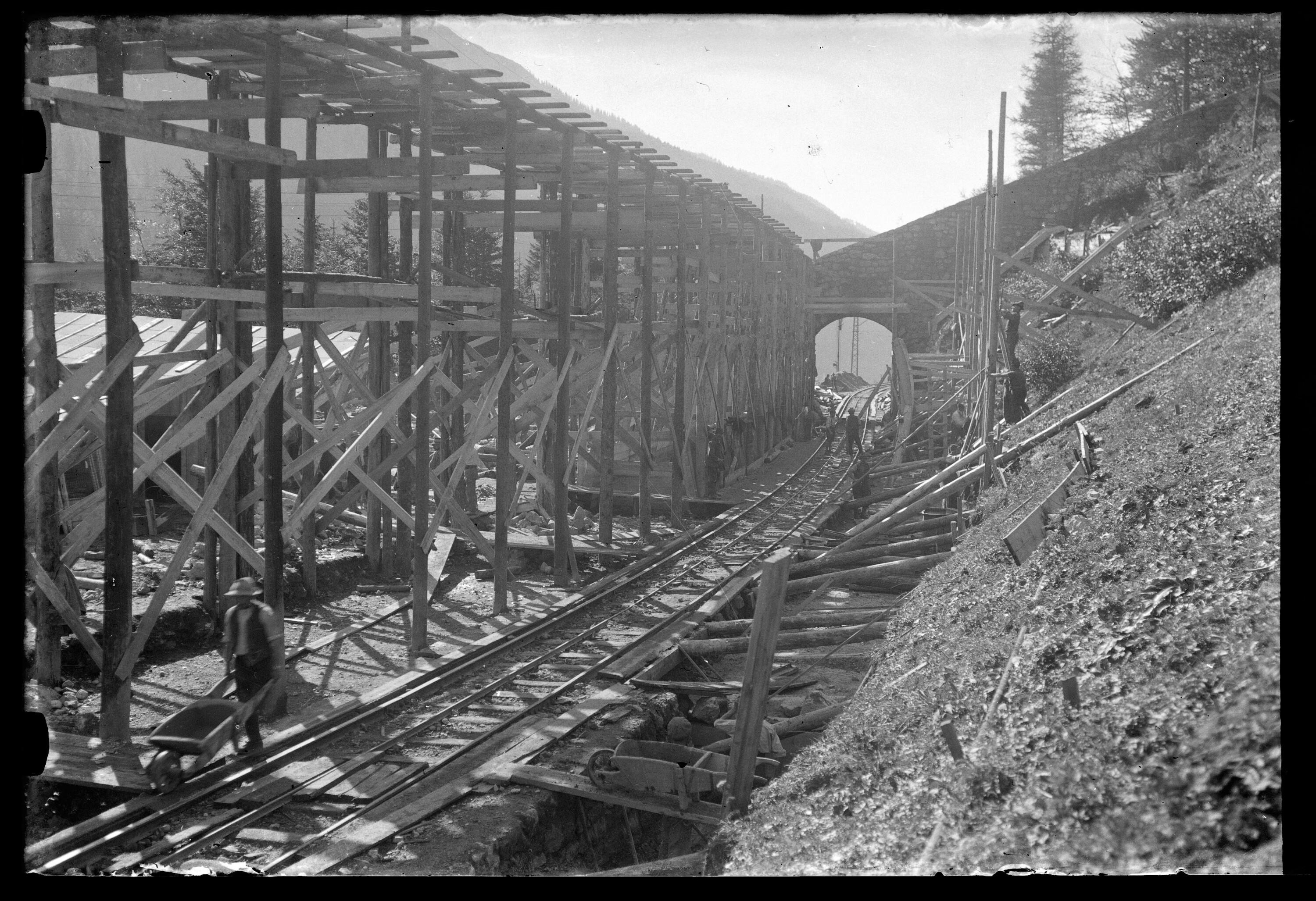 [Holzschalung des im Bau befindlichen Simastobeltunnels im Bahnhof Langen am Arlberg [3]]></div>


    <hr>
    <div class=