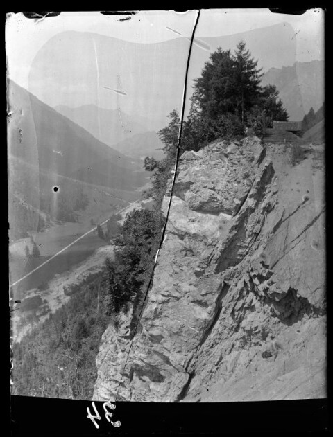Aufnahme von den Felsformationen oberhalb der Strecke zwischen Dalaas und Hintergasse im km 123,9 / Josef Wilhelm Purtscher von Purtscher, Josef Wilhelm