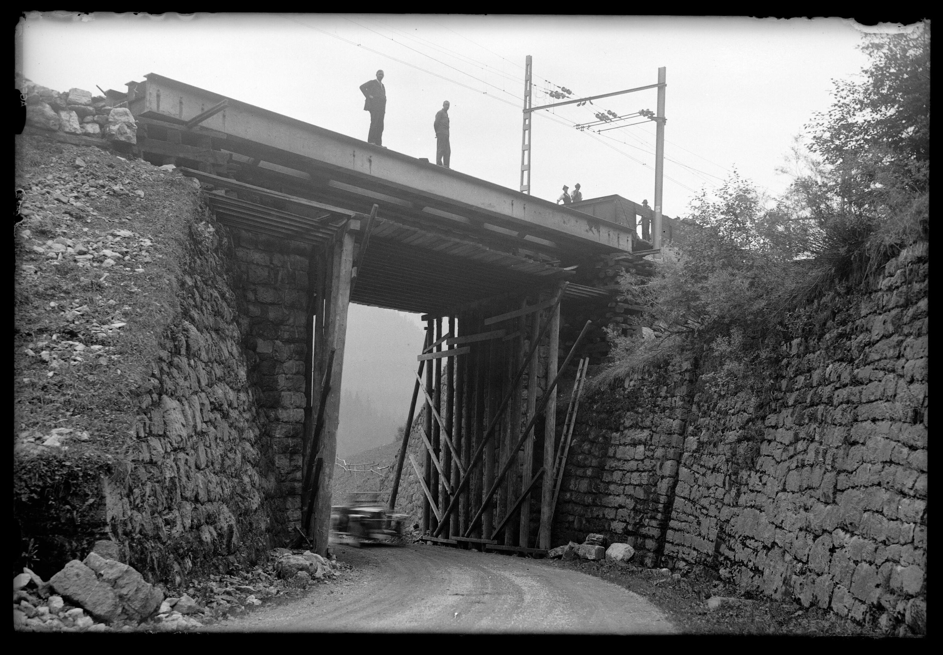 [Erneuerung der Eisenbahnbrücke über die Bundesstrasse im Bahnhof Langen am Arlberg]></div>


    <hr>
    <div class=
