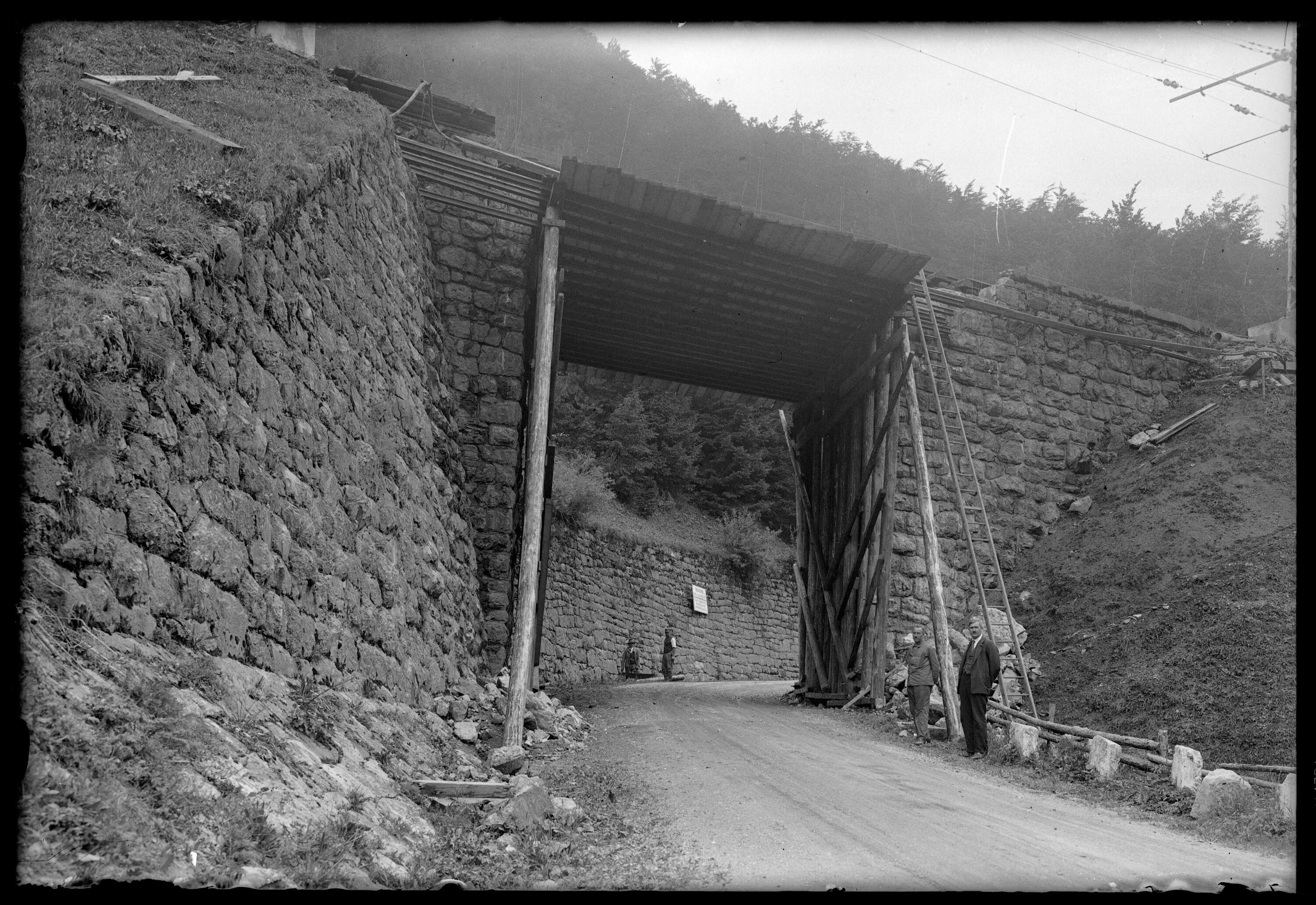 [Erneuerung der Eisenbahnbrücke über die Bundesstrasse im Bahnhof Langen am Arlberg [7]]></div>


    <hr>
    <div class=