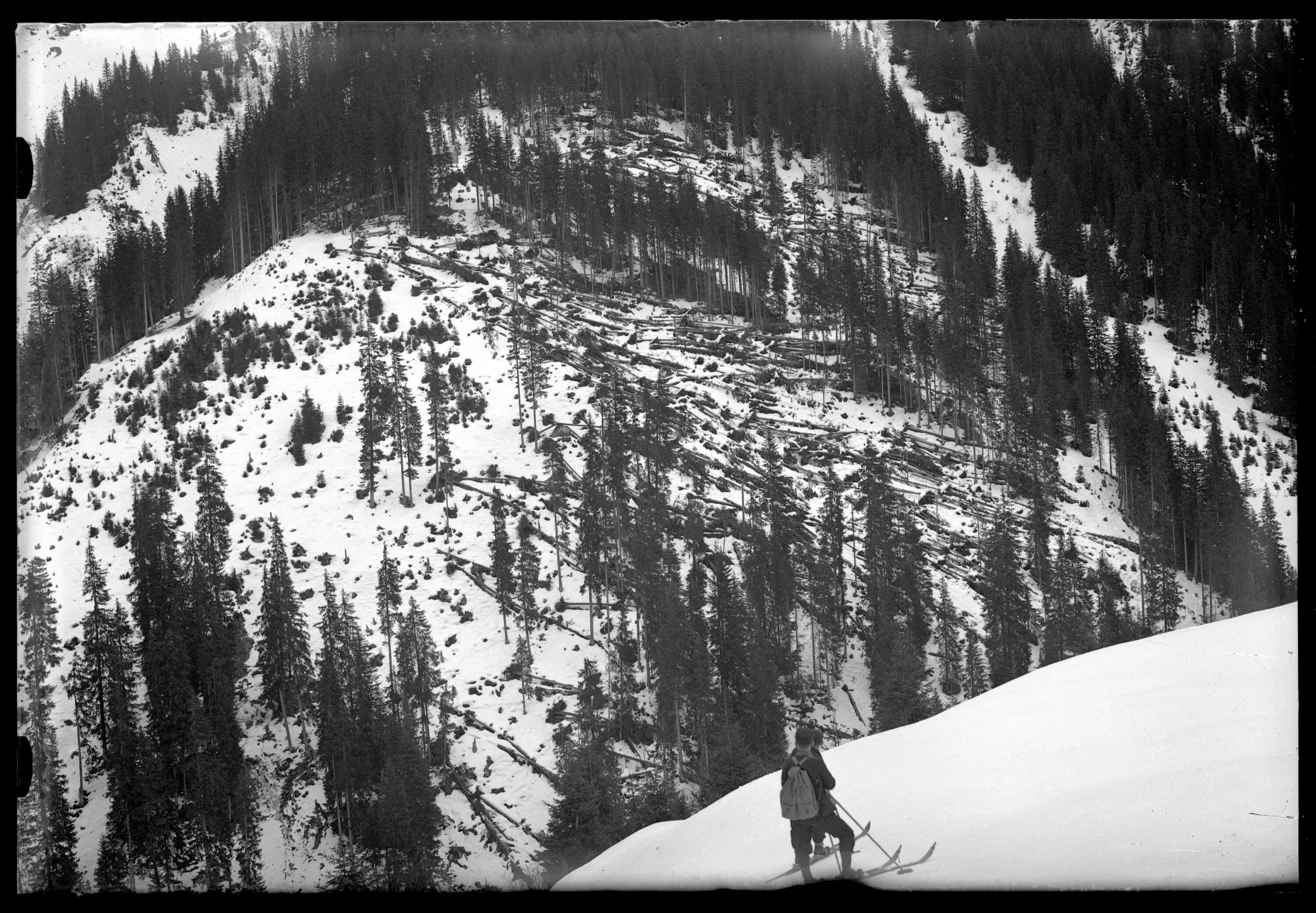[Aufnahme von zwei Skitourengehern in steilem Gelände]></div>


    <hr>
    <div class=