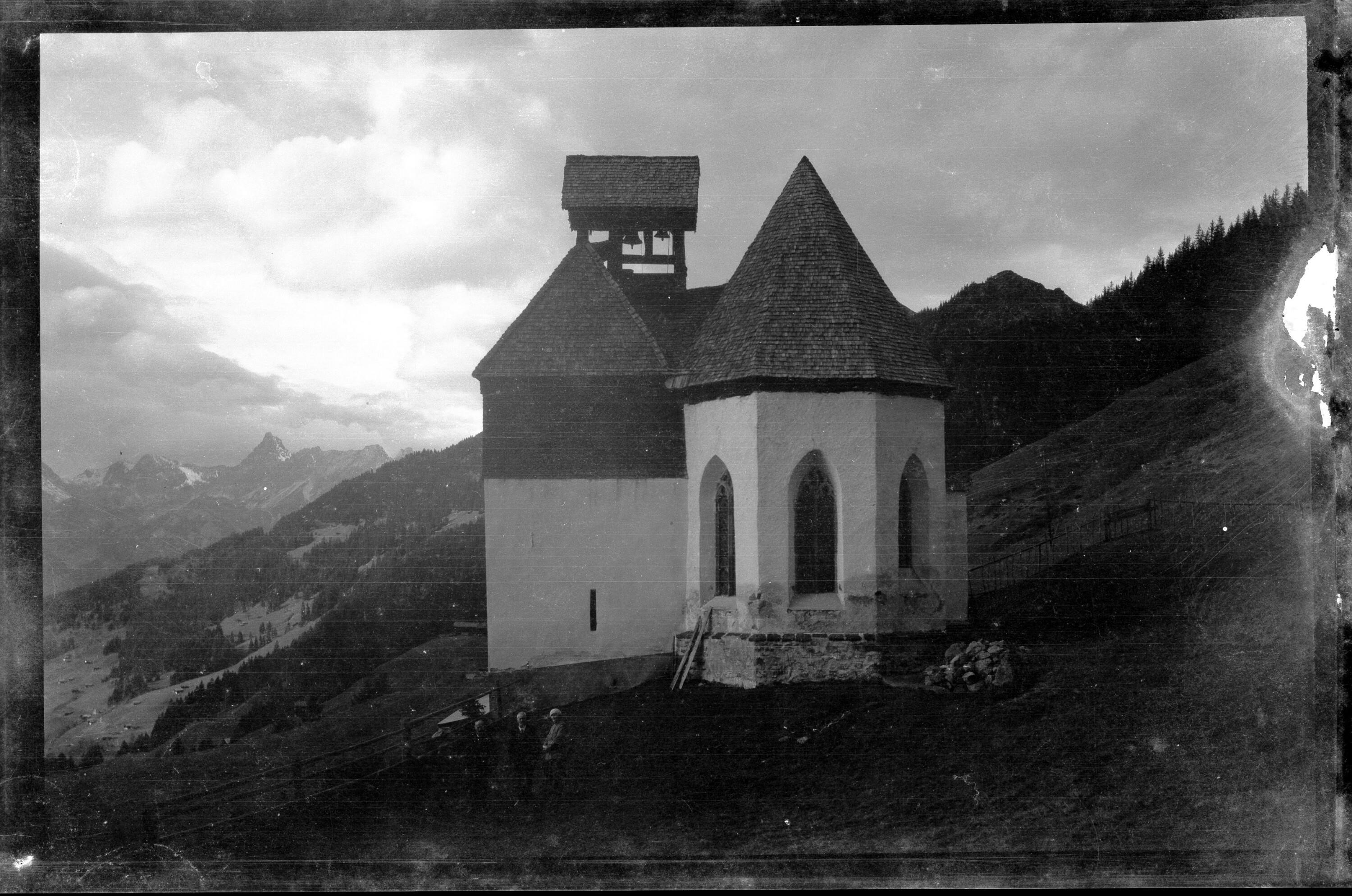 [Ostseite der Bergknappenkapelle St. Agatha auf dem Kristberg in Silbertal]></div>


    <hr>
    <div class=